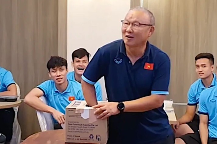 Tuyen Viet Nam boc tham lay qua truoc tran gap Lao hinh anh