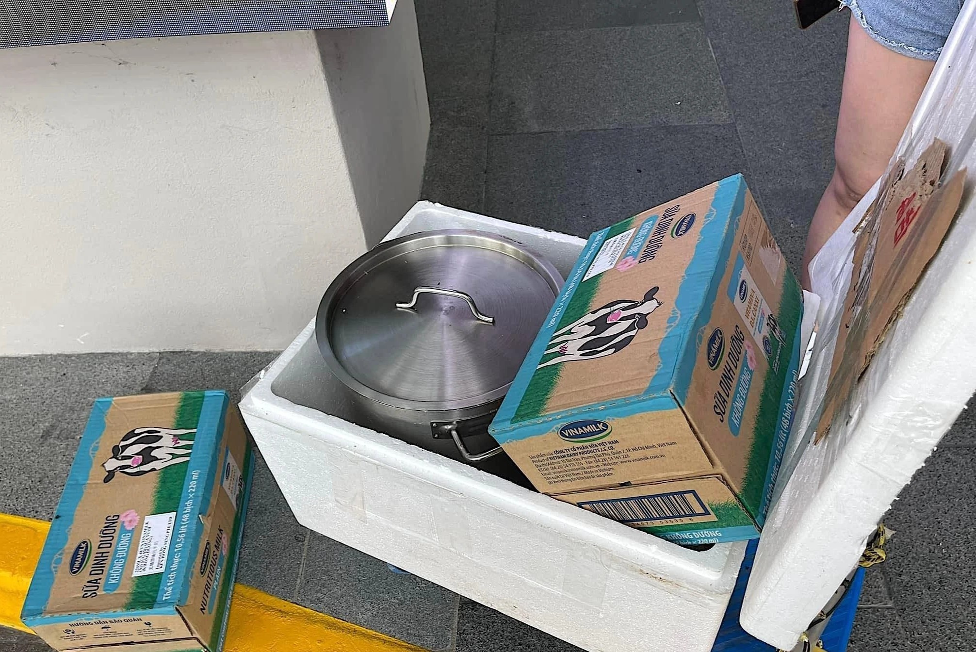 Tuyen Viet Nam duoc tiep te do an tai Singapore hinh anh