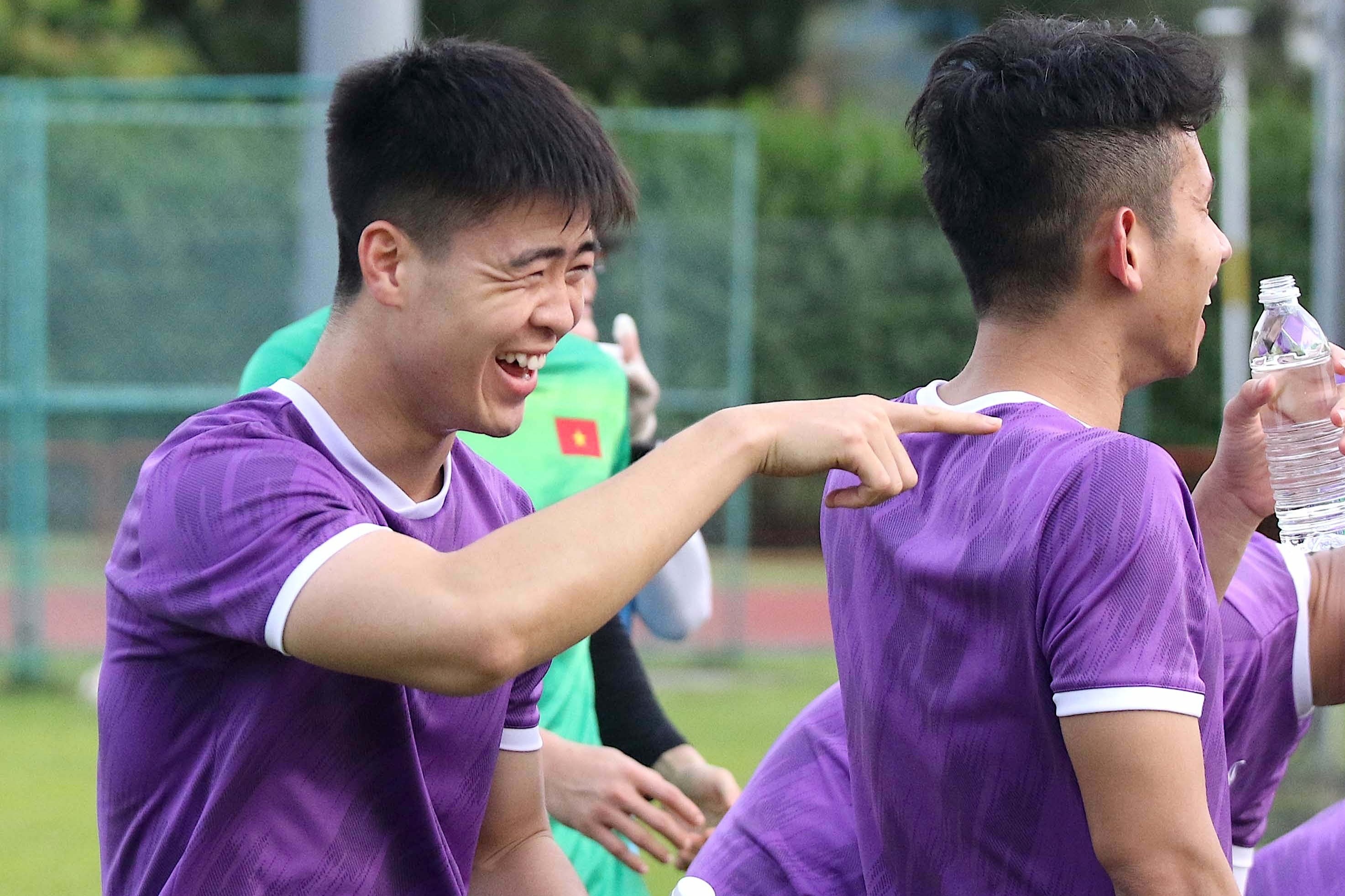 Tuyen Viet Nam cuoi dua thoai mai sau tran thang Lao hinh anh