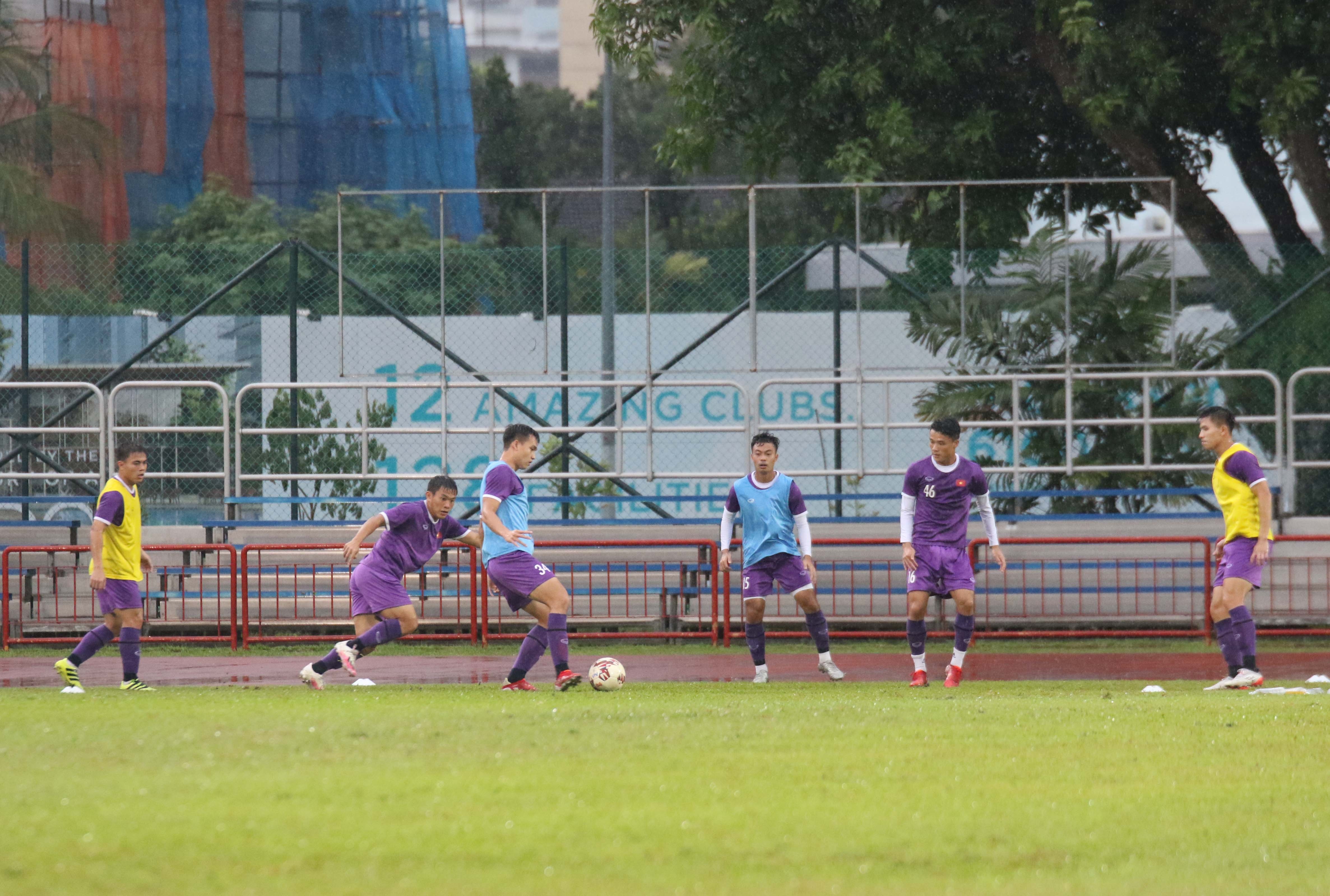 tuyen viet nam tap luyen duoi mua anh 1