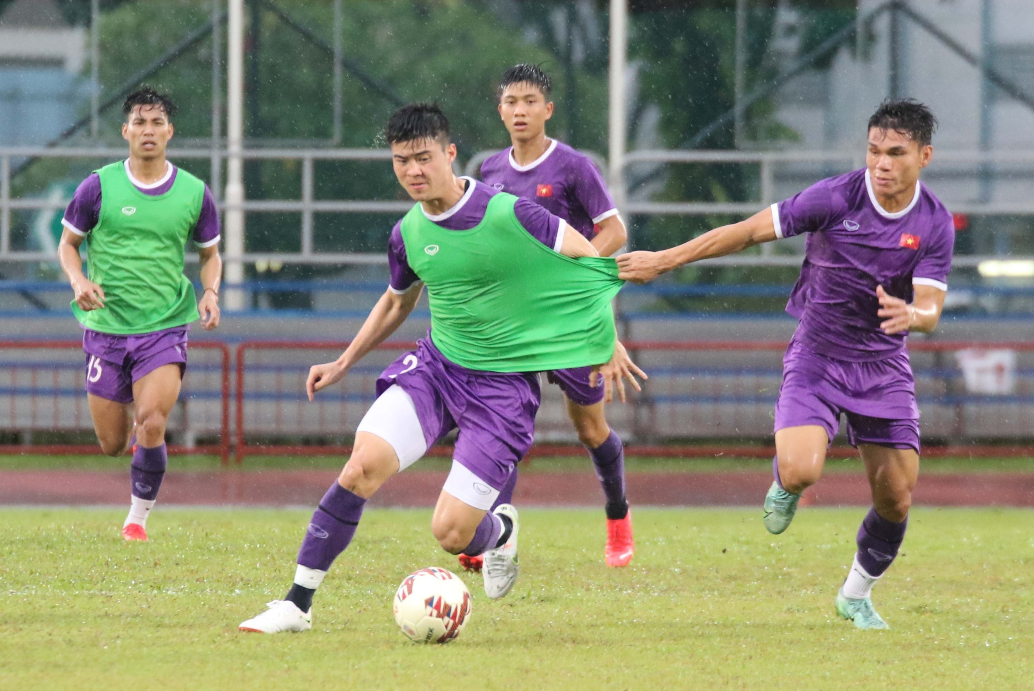 tuyen viet nam tap luyen duoi mua anh 3