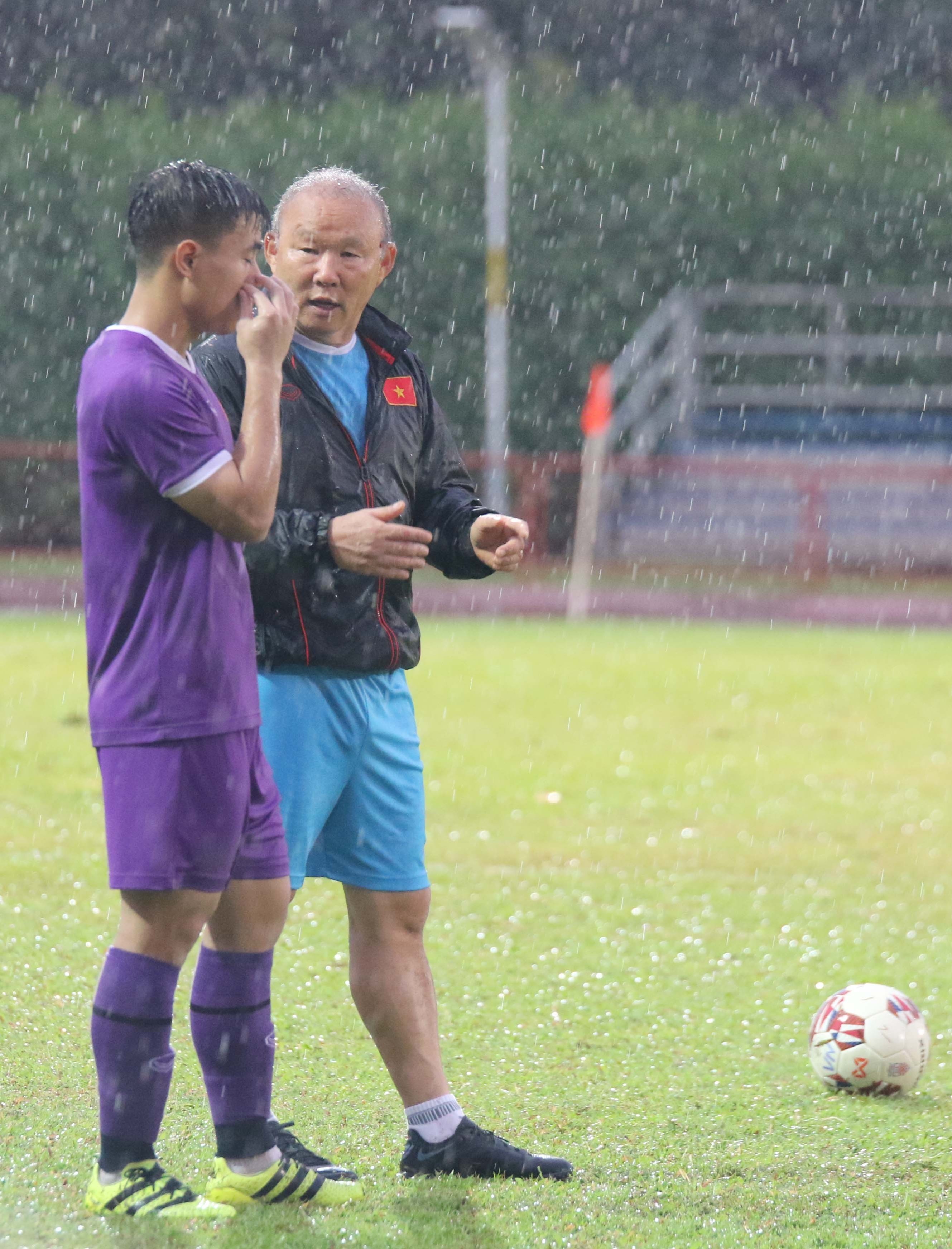 tuyen viet nam tap luyen duoi mua anh 5