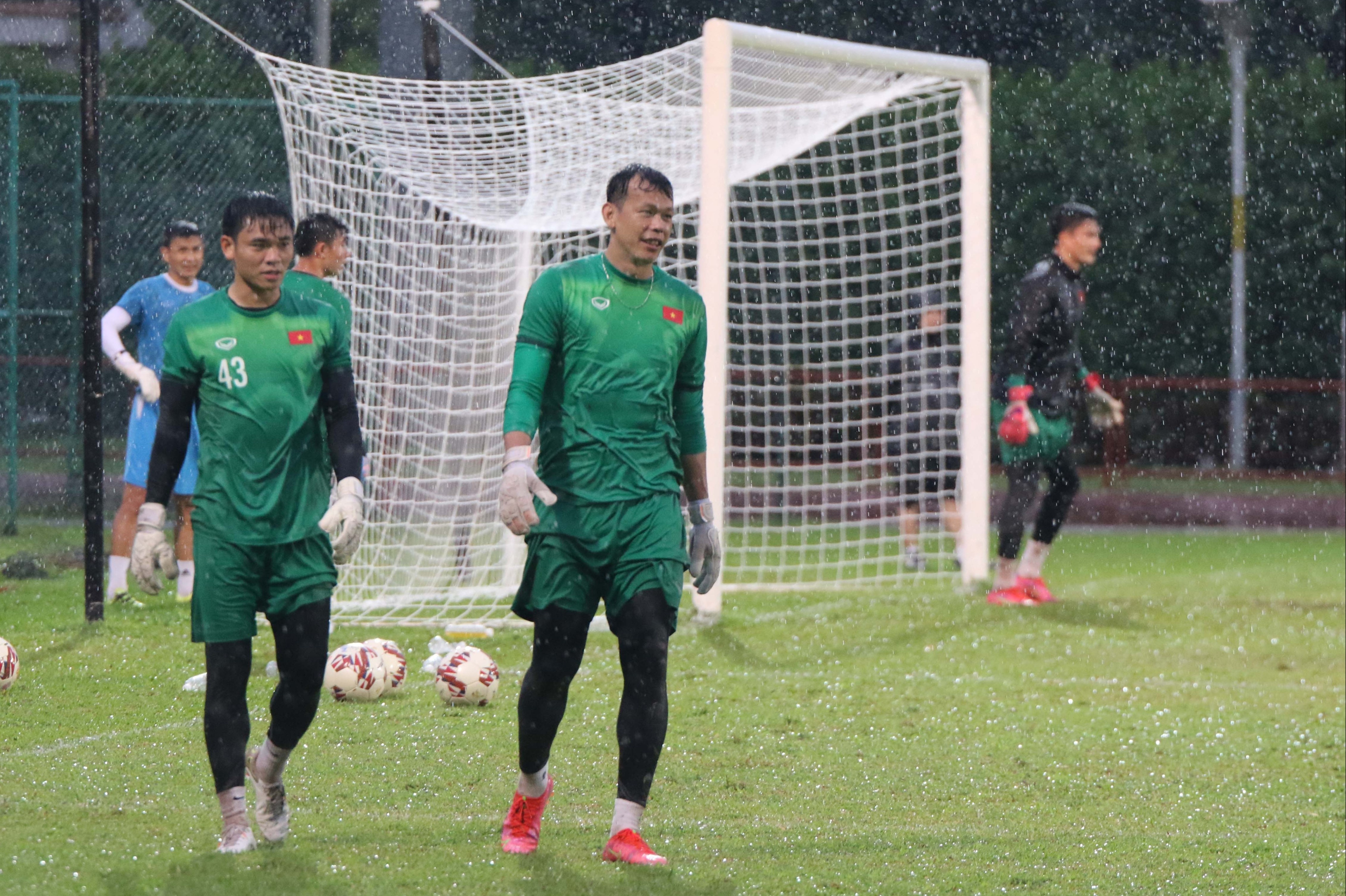 tuyen viet nam tap luyen duoi mua anh 6