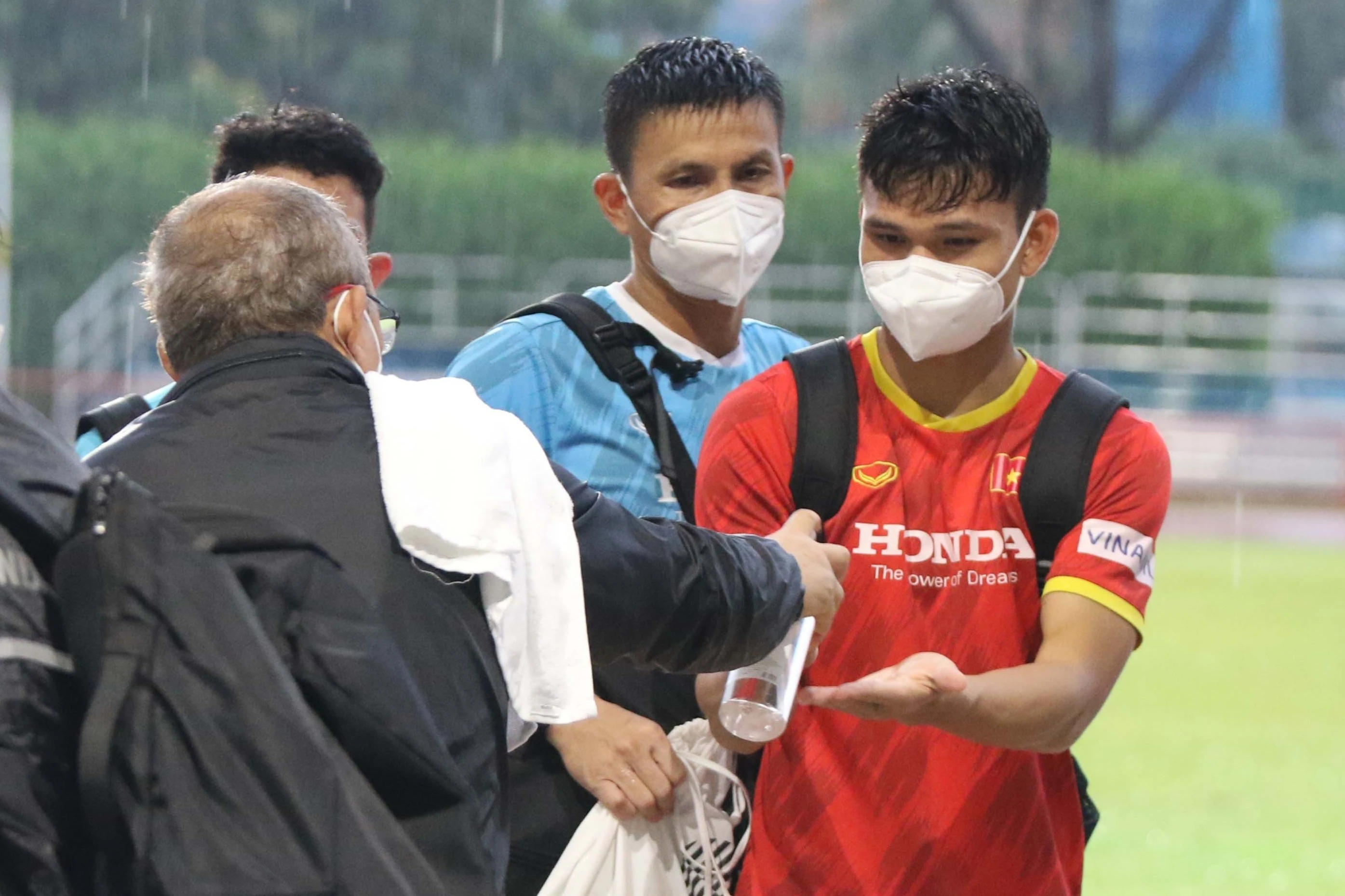 tuyen viet nam tap luyen duoi mua anh 7