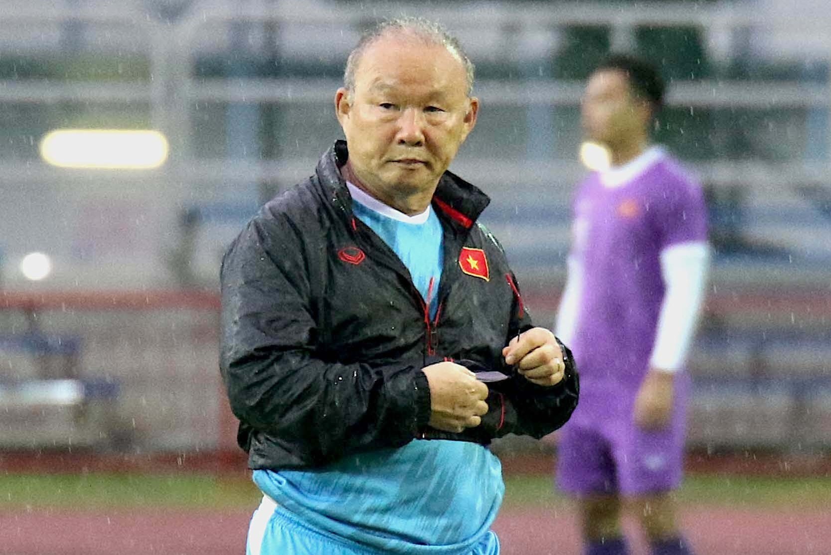 Tuyen Viet Nam tap luyen duoi mua truoc tran gap Malaysia hinh anh