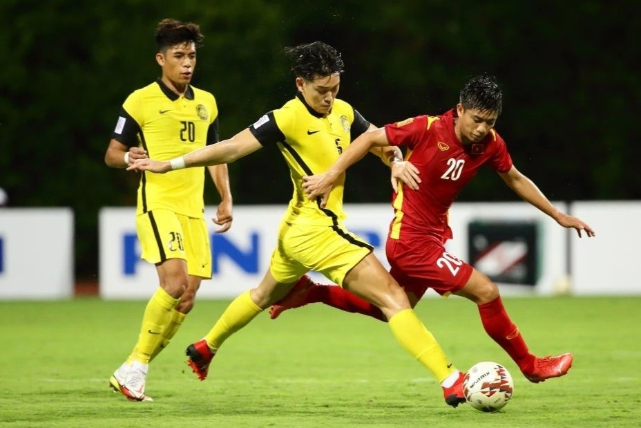 Indra Putra: 'Tuyen Malaysia chi biet dung nhin Viet Nam choi bong' hinh anh