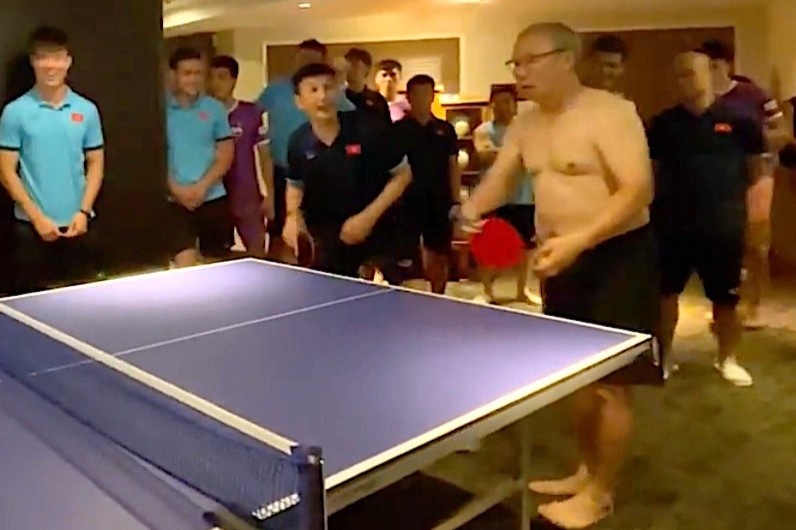 HLV Park coi tran danh bong ban hinh anh