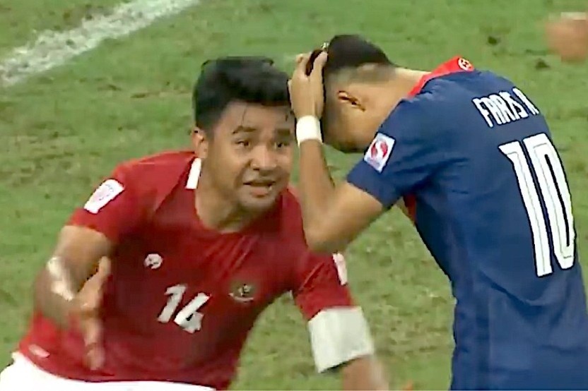 Cau thu Indonesia bi nhac nho sau hanh vi khong dep hinh anh