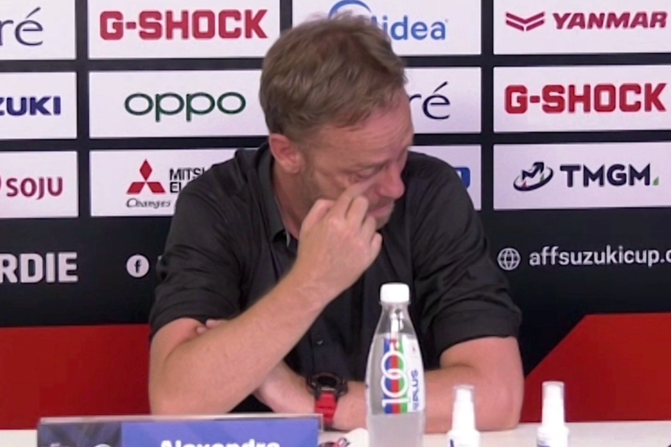 HLV Thai Lan bat khoc khi giai thich viec dua Kawin vao san hinh anh