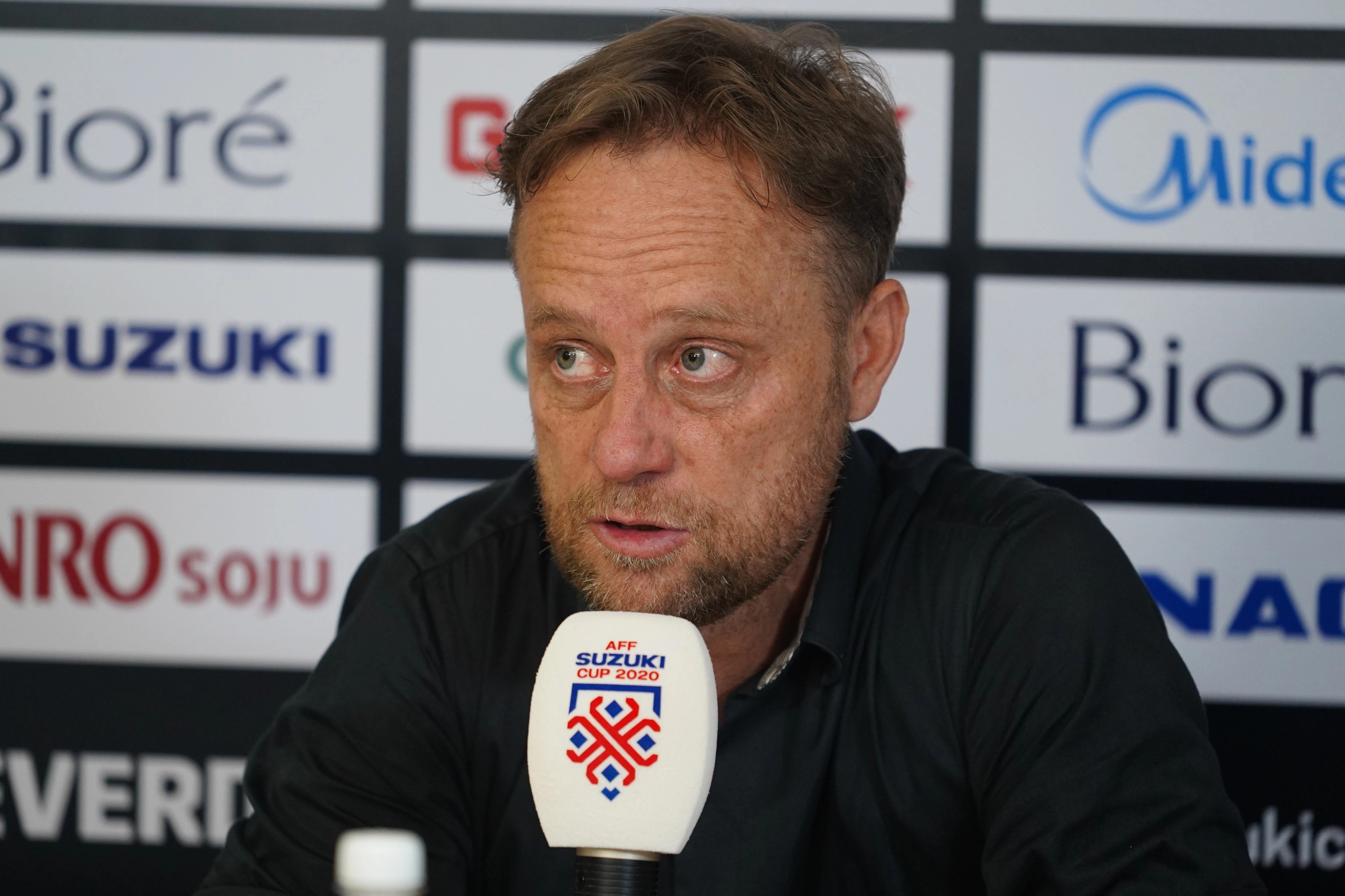 HLV Polking: 'Tuyen Viet Nam manh, nhung V.League con phai cai thien' hinh anh