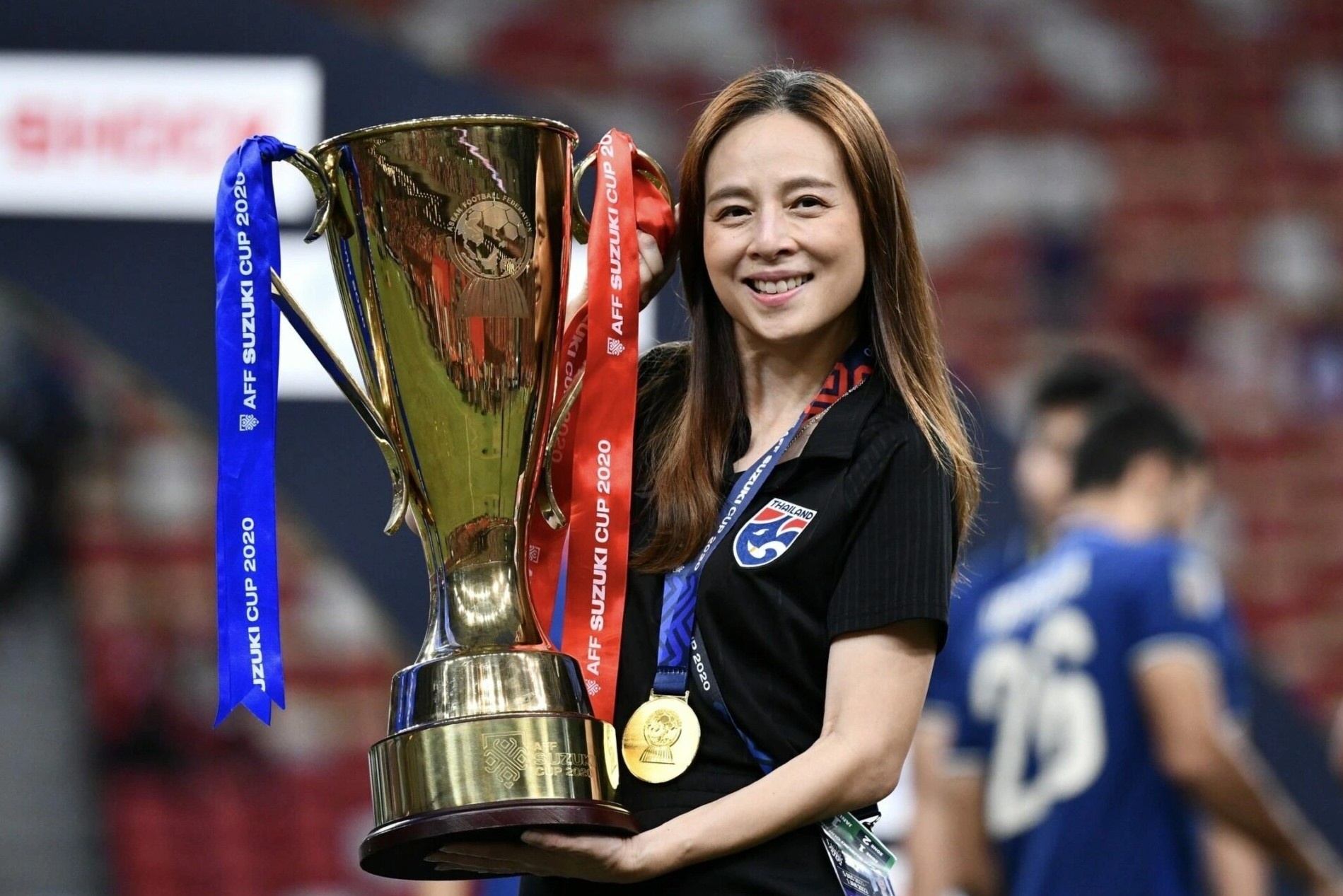 Madam Pang duoc vinh danh khi vuc day bong da Thai Lan hinh anh