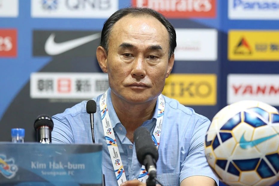 HLV Han Quoc la ung vien dan dat tuyen Singapore hinh anh