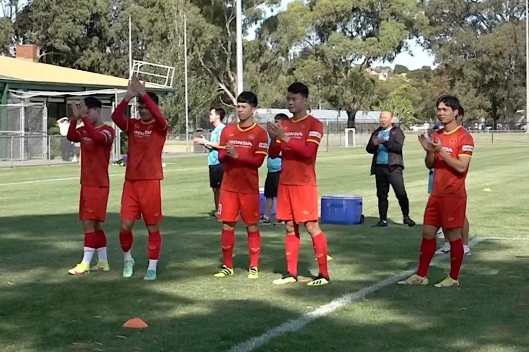 Tuyen Viet Nam xep hang chao nguoi ham mo tai Australia hinh anh