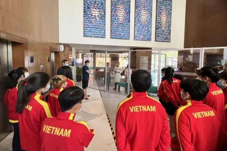 Tuyen nu Viet Nam nhan qua Tet o An Do hinh anh