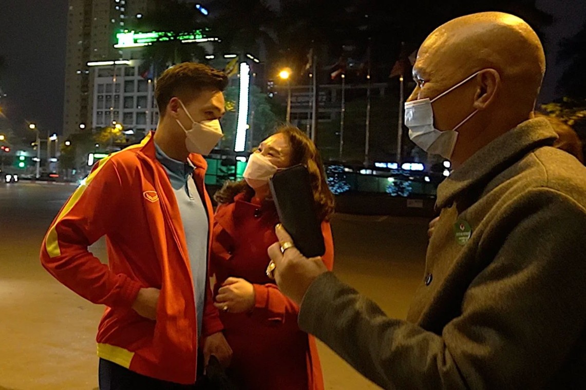 Bui Hoang Viet Anh gap bo me khi ve den khach san hinh anh