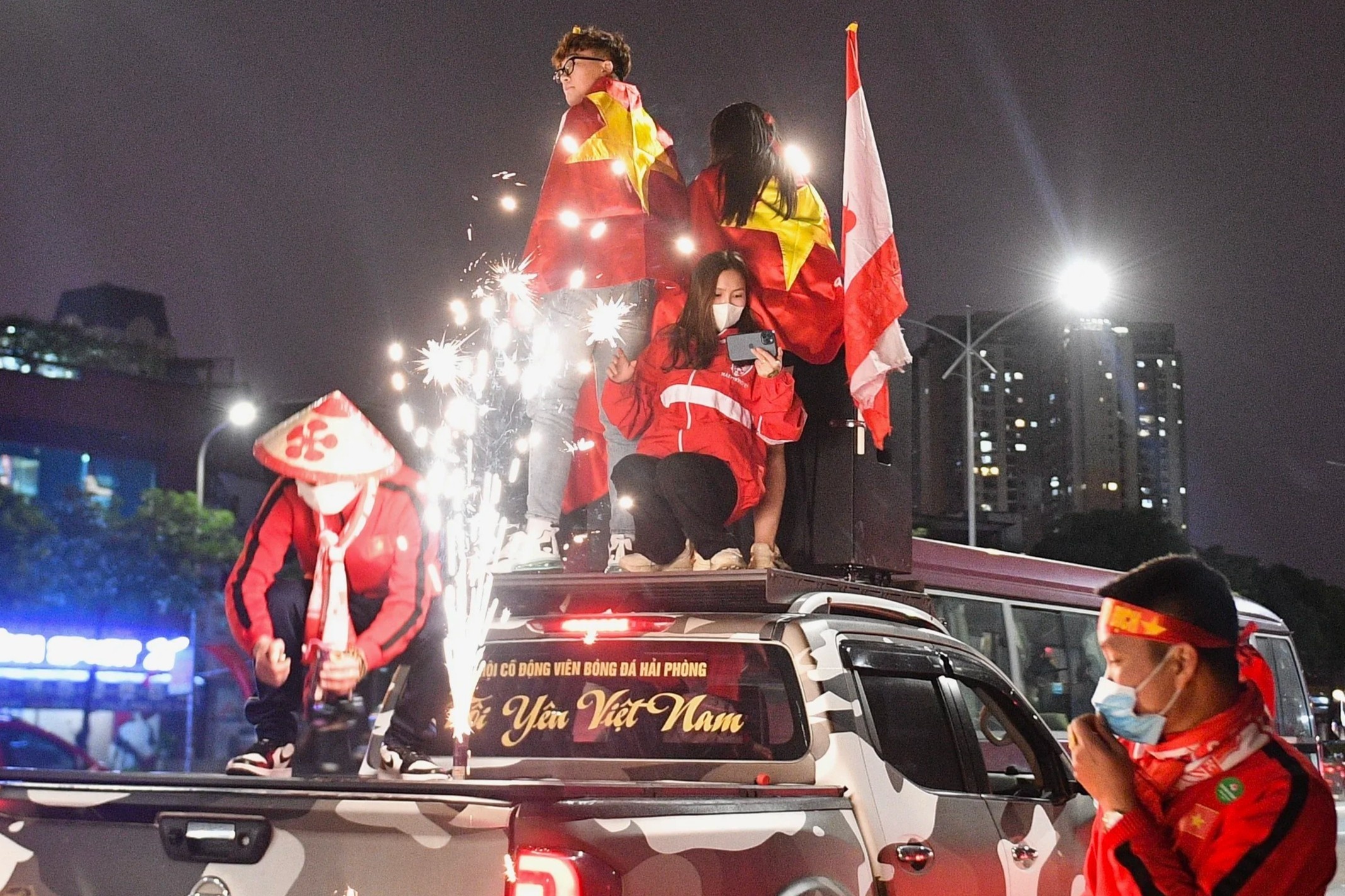 Nguoi ham mo vui mung sau tran tuyen Viet Nam thang Trung Quoc hinh anh