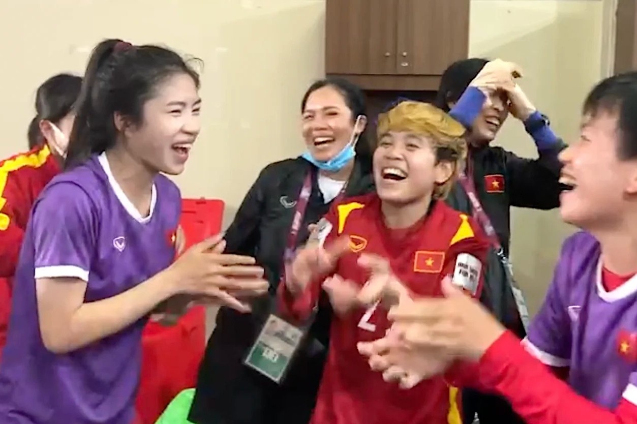 Tuyen nu Viet Nam an mung khi duoc du World Cup hinh anh