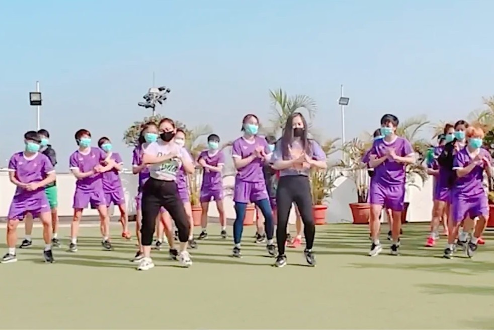 Tuyen nu Viet Nam nhay mua mung xuan Nham Dan hinh anh