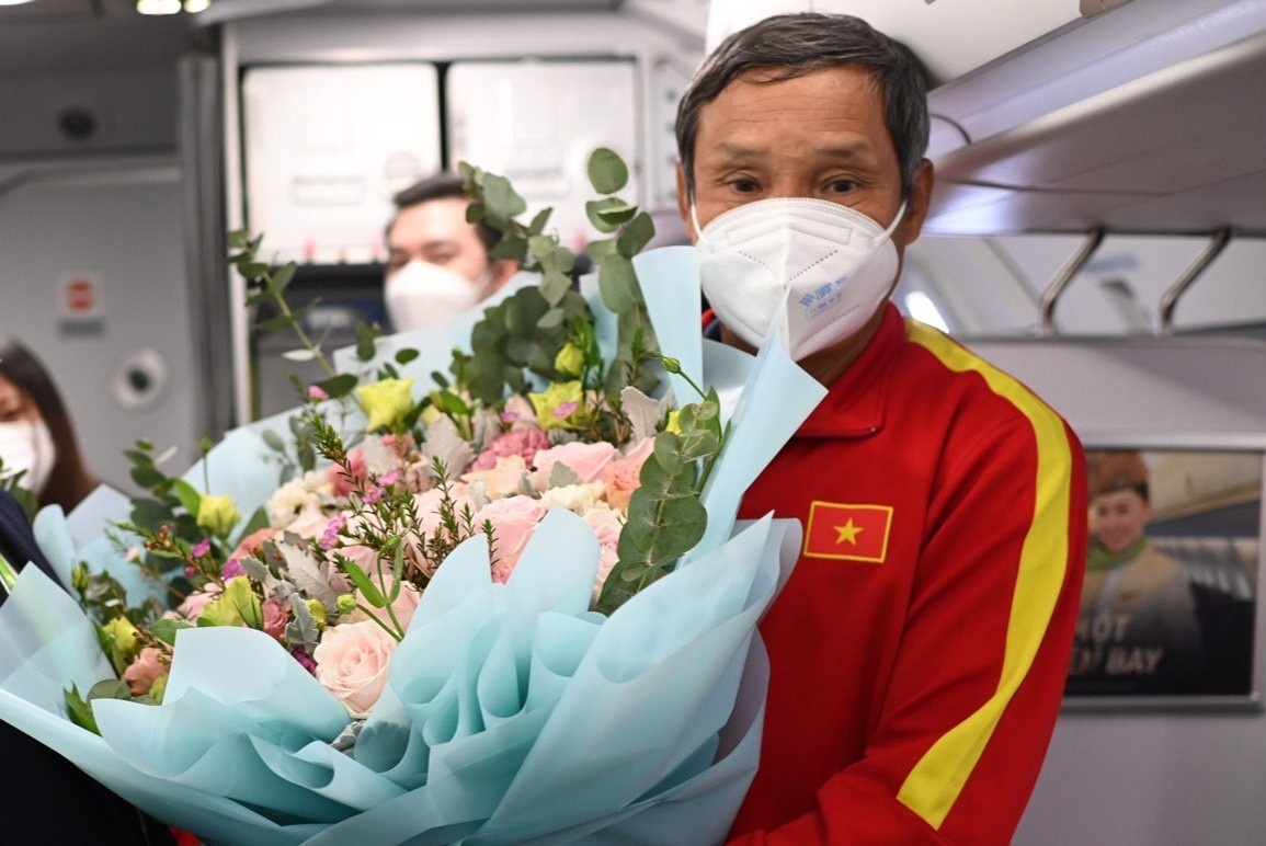 HLV Mai Duc Chung: 'Toi chua bao gio duoc don tiep nhu nay' hinh anh