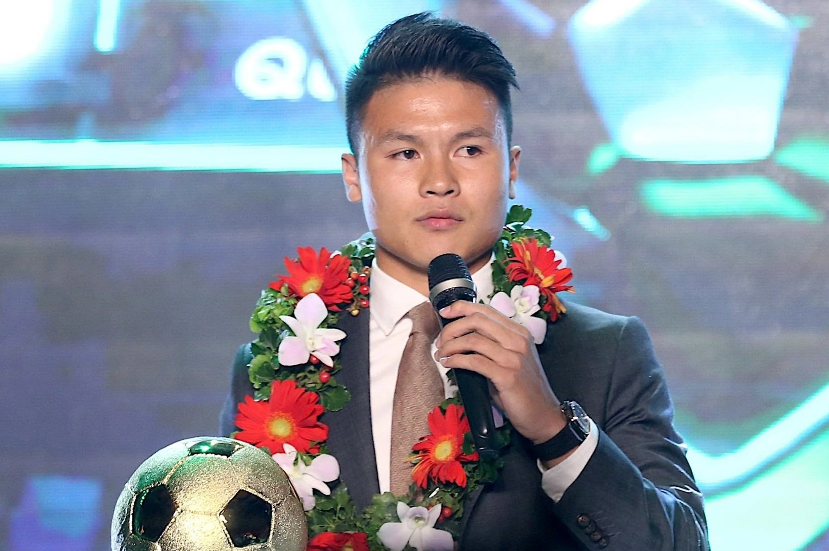 Quang Hai khong du le trao giai Qua bong vang Viet Nam hinh anh