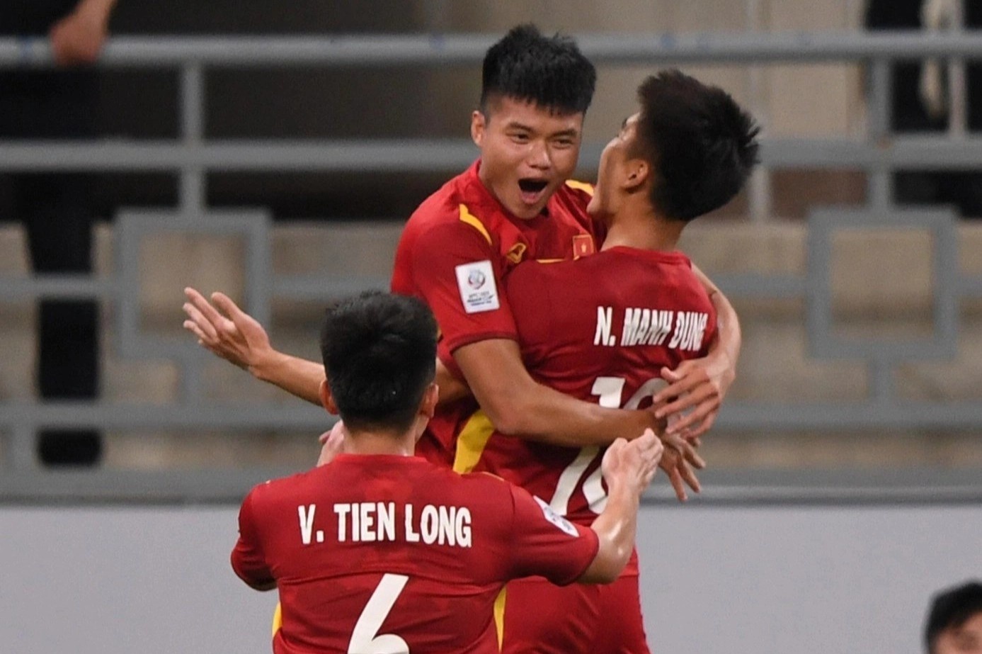 AFC ton vinh ban thang cua Van Tung hinh anh