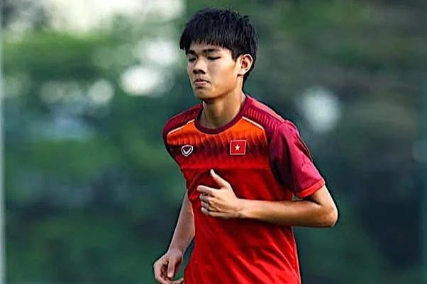 Vien binh cua U23 Viet Nam gap su co truoc gio di Campuchia hinh anh