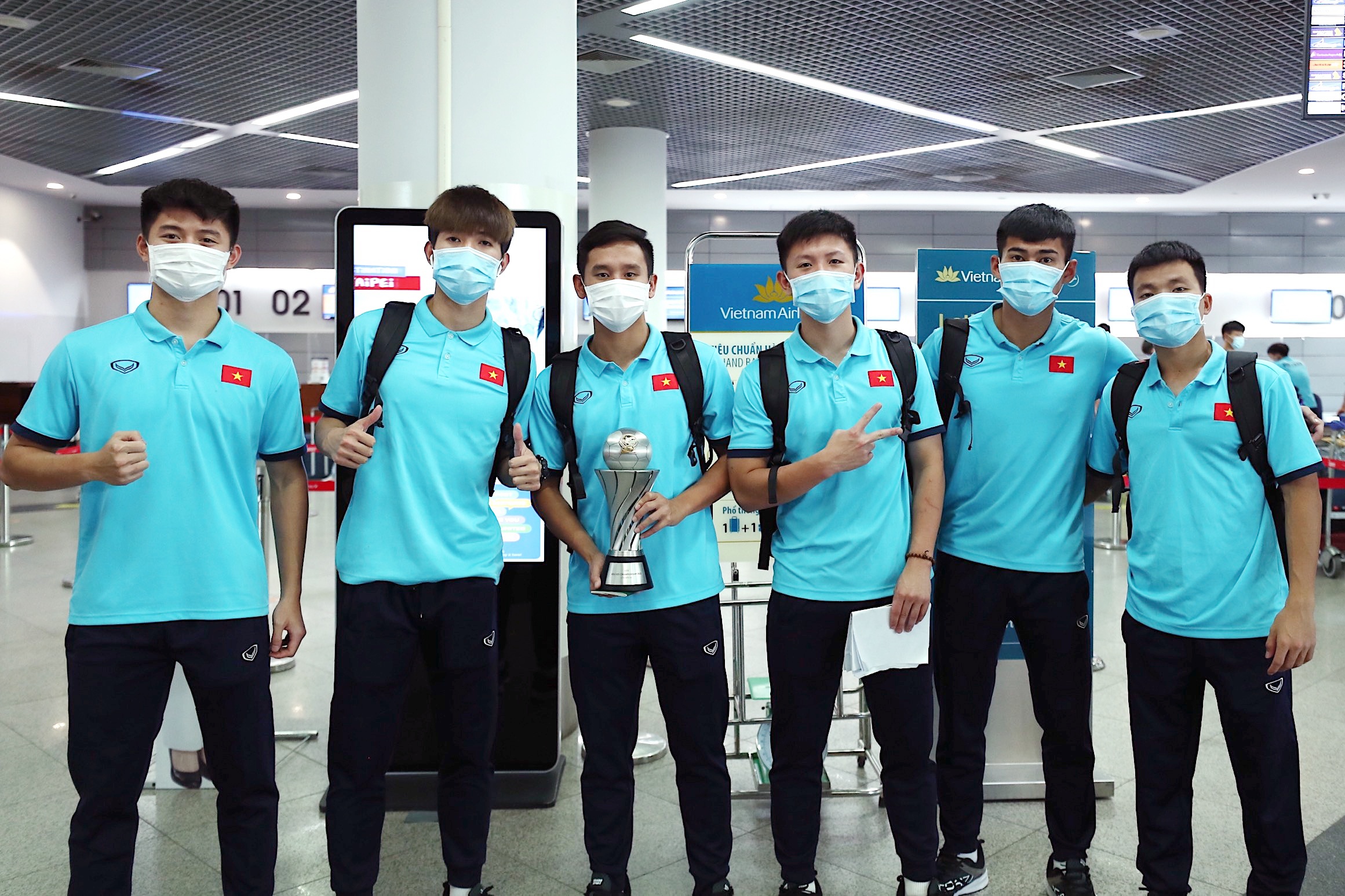 u23 viet nam ve nuoc anh 1