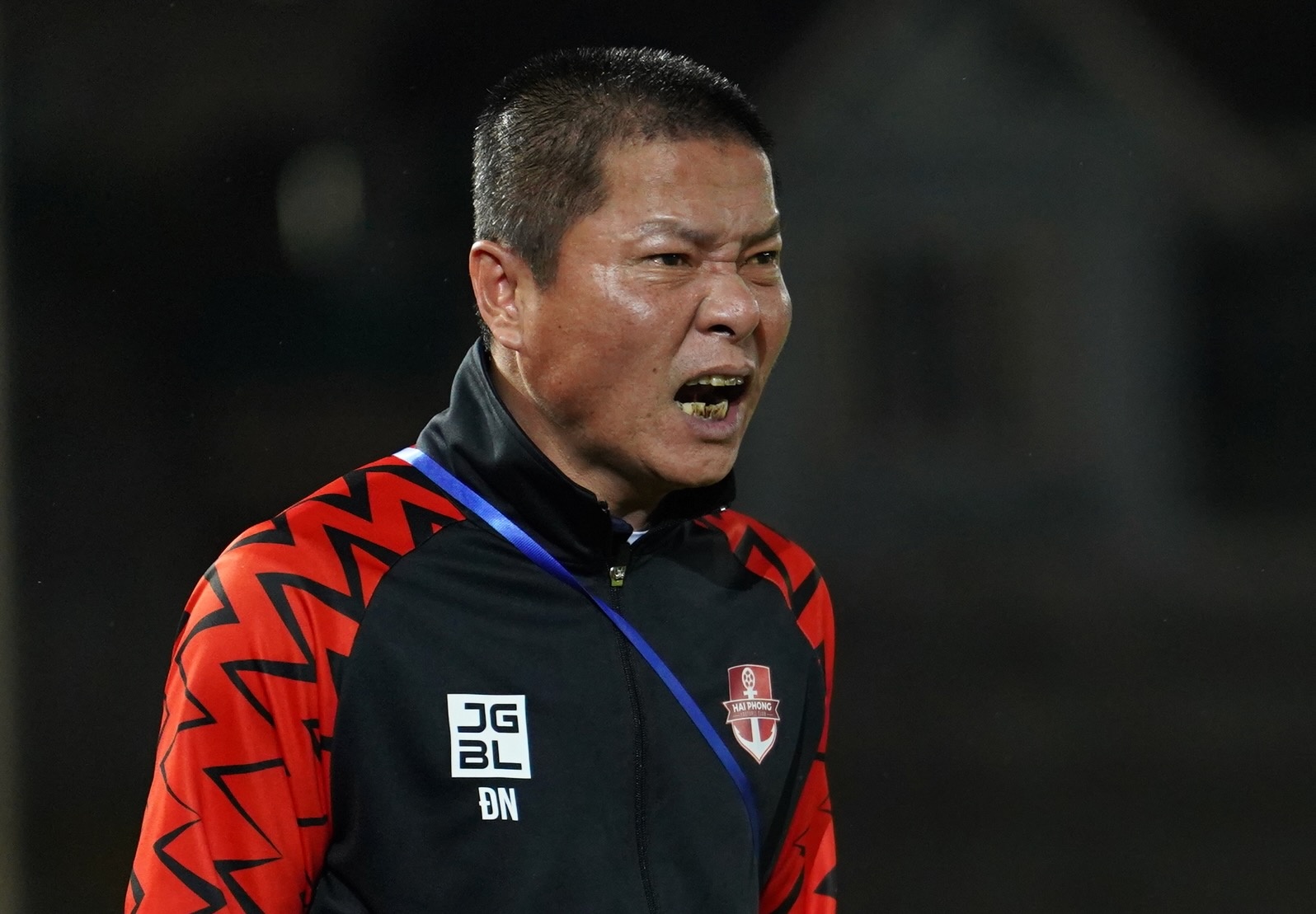 HLV Chu Dinh Nghiem noi gian khi Rimario mat kiem soat hinh anh