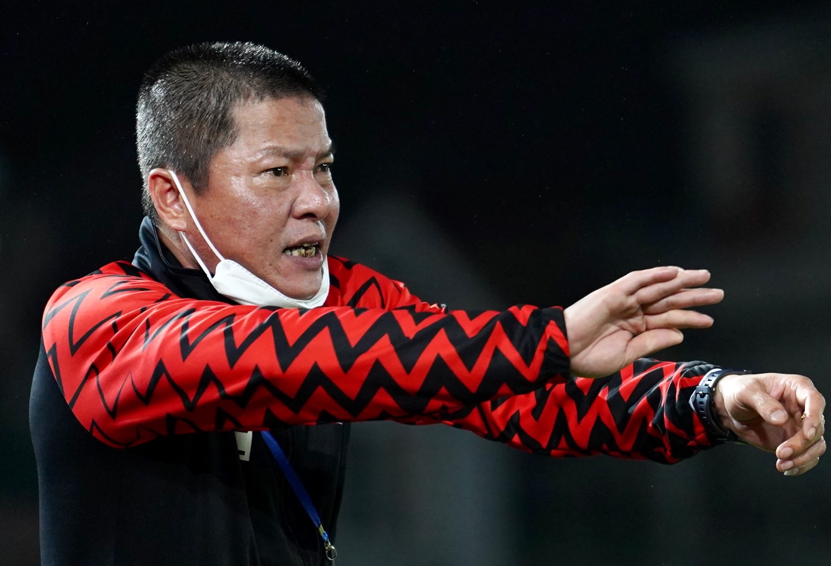 Hoan canh doi lap cua cac HLV noi o V.League 2022 hinh anh