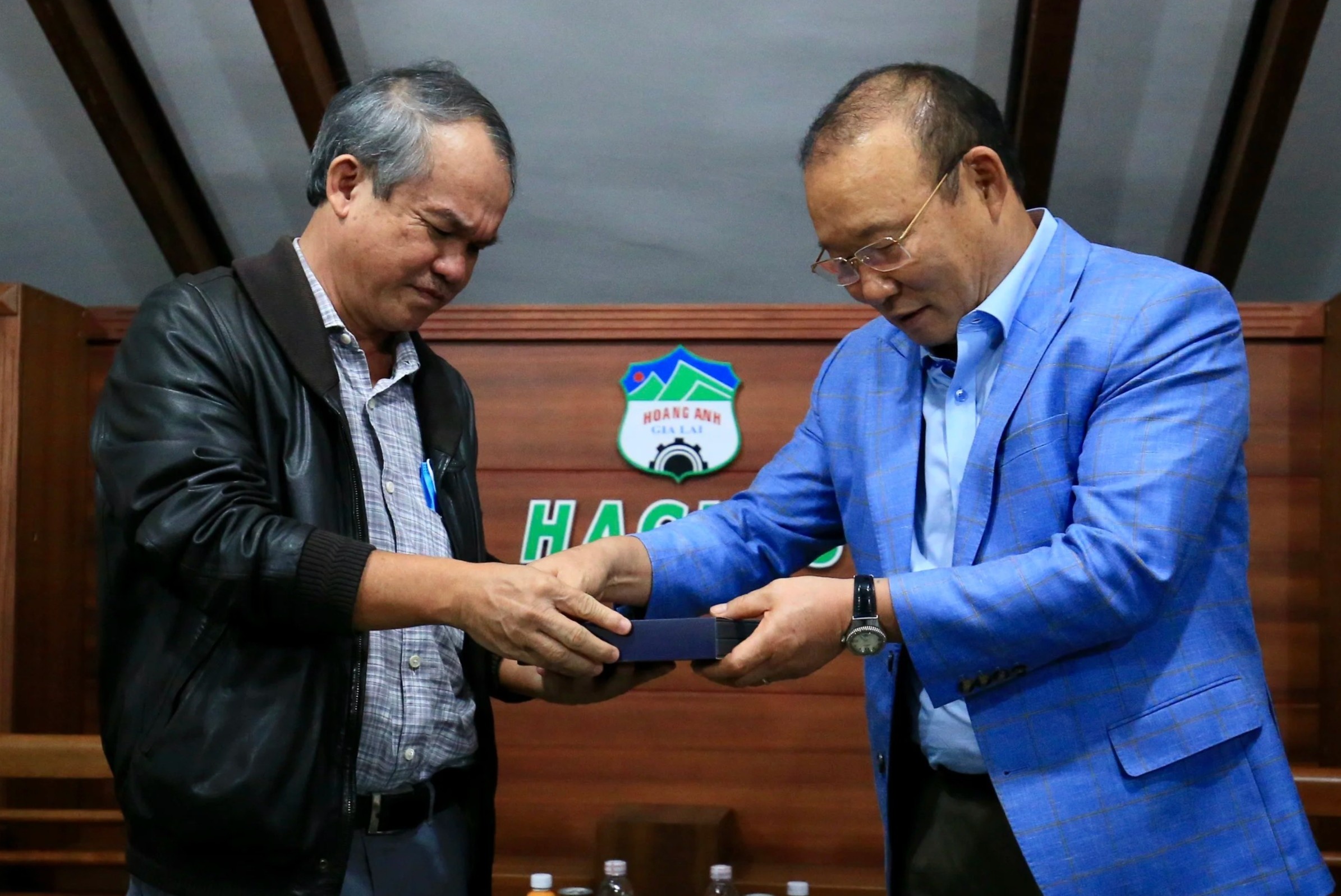 HLV Park tang ky niem chuong cho bau Duc hinh anh