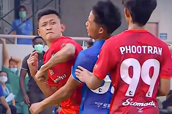 Cau thu Thai Lan bi cam thi dau 3 nam vi danh cho dong nghiep hinh anh