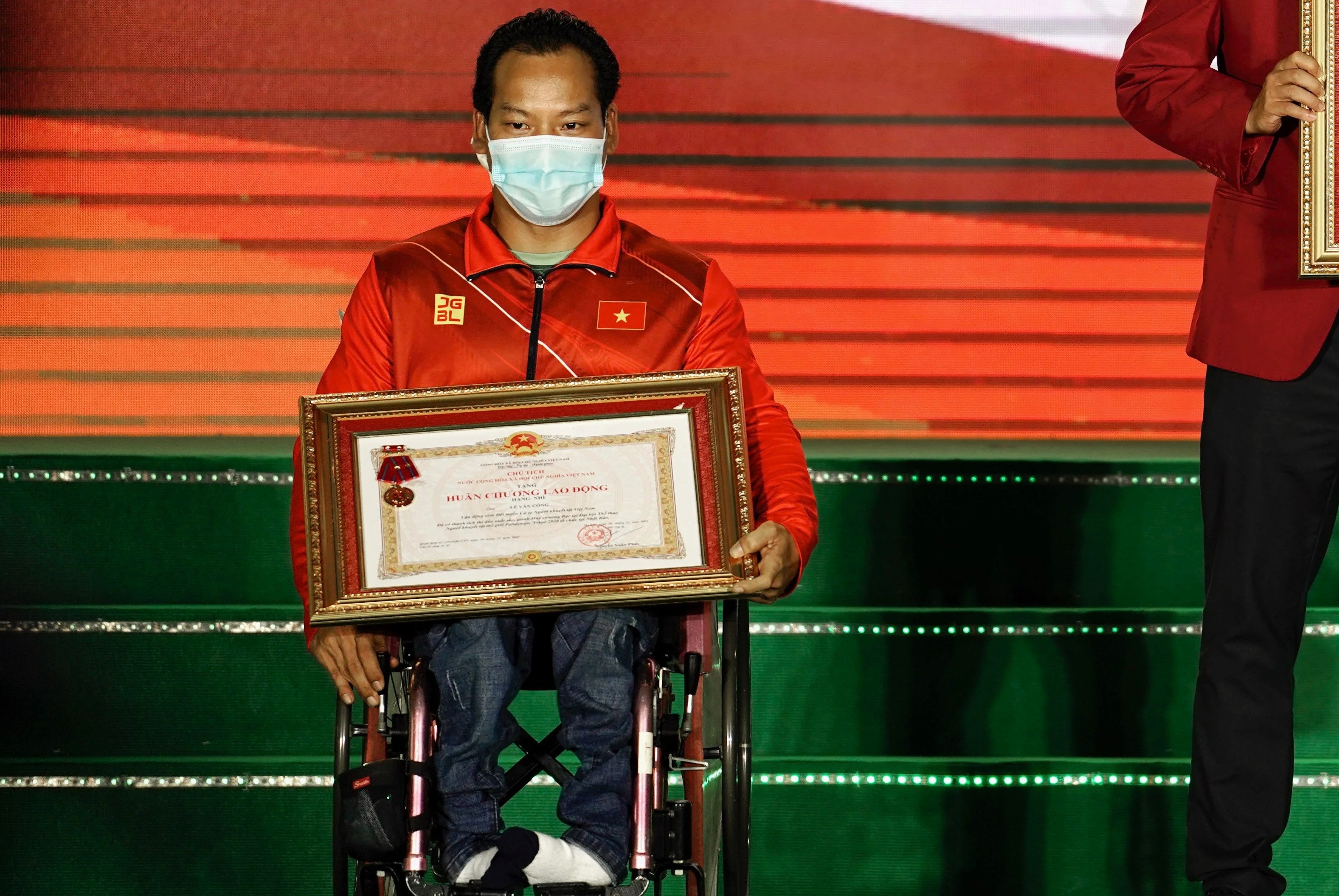 VDV Le Van Cong: 'Toi phai xit thuoc te de quen dau' hinh anh