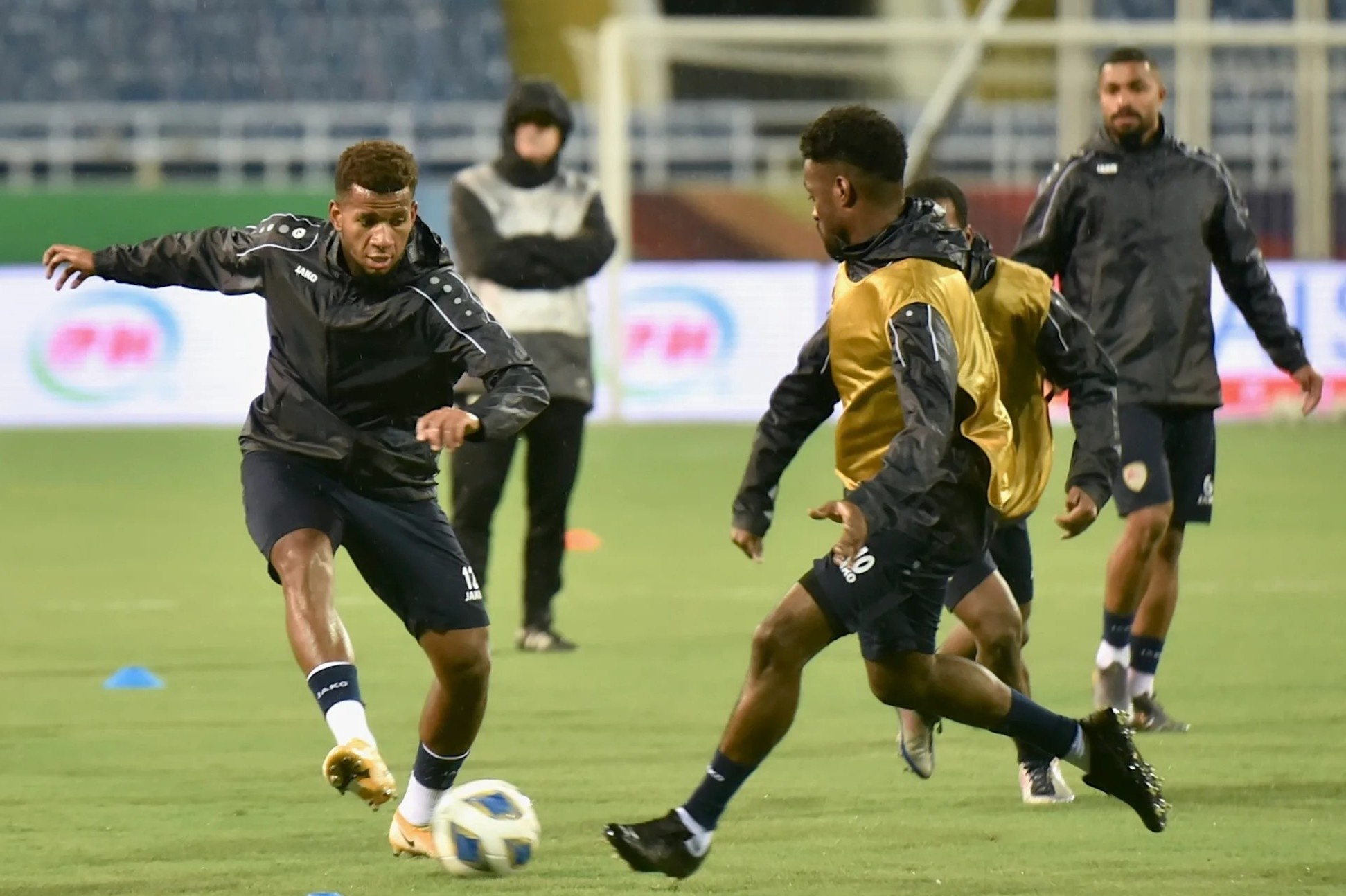 Tuyen Oman tap da doi khang duoi mua hinh anh