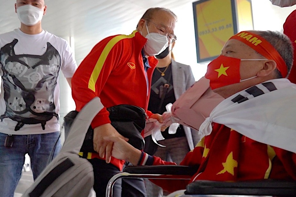 HLV Park va Quang Hai duoc san don khi ve nuoc hinh anh