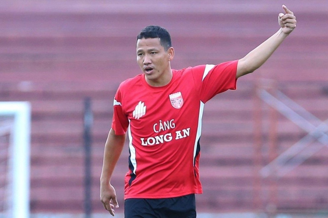 Anh Duc ghi ban o tuoi 37 hinh anh