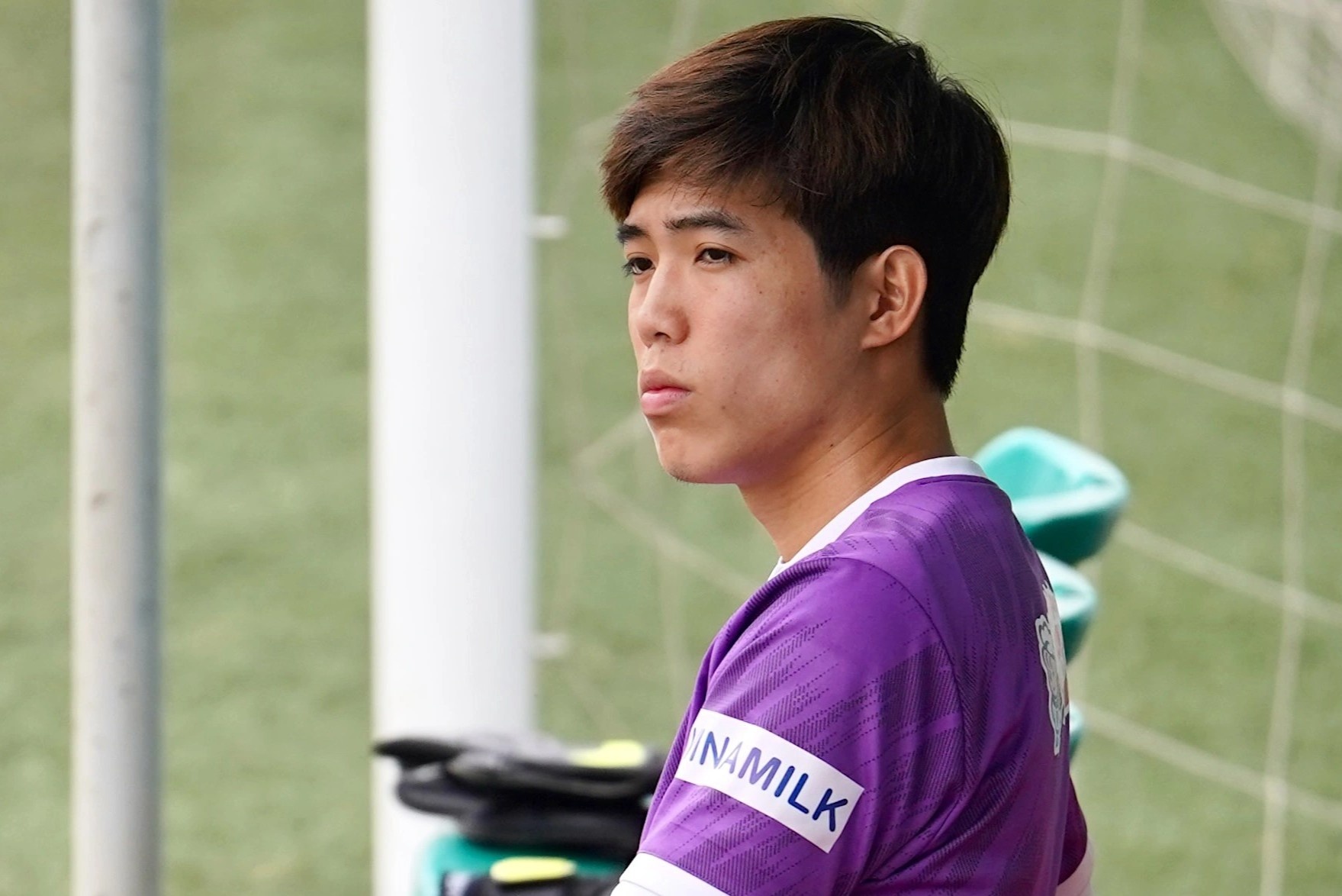 Quang Thinh ngoi ngoai nhin dong doi tap luyen hinh anh