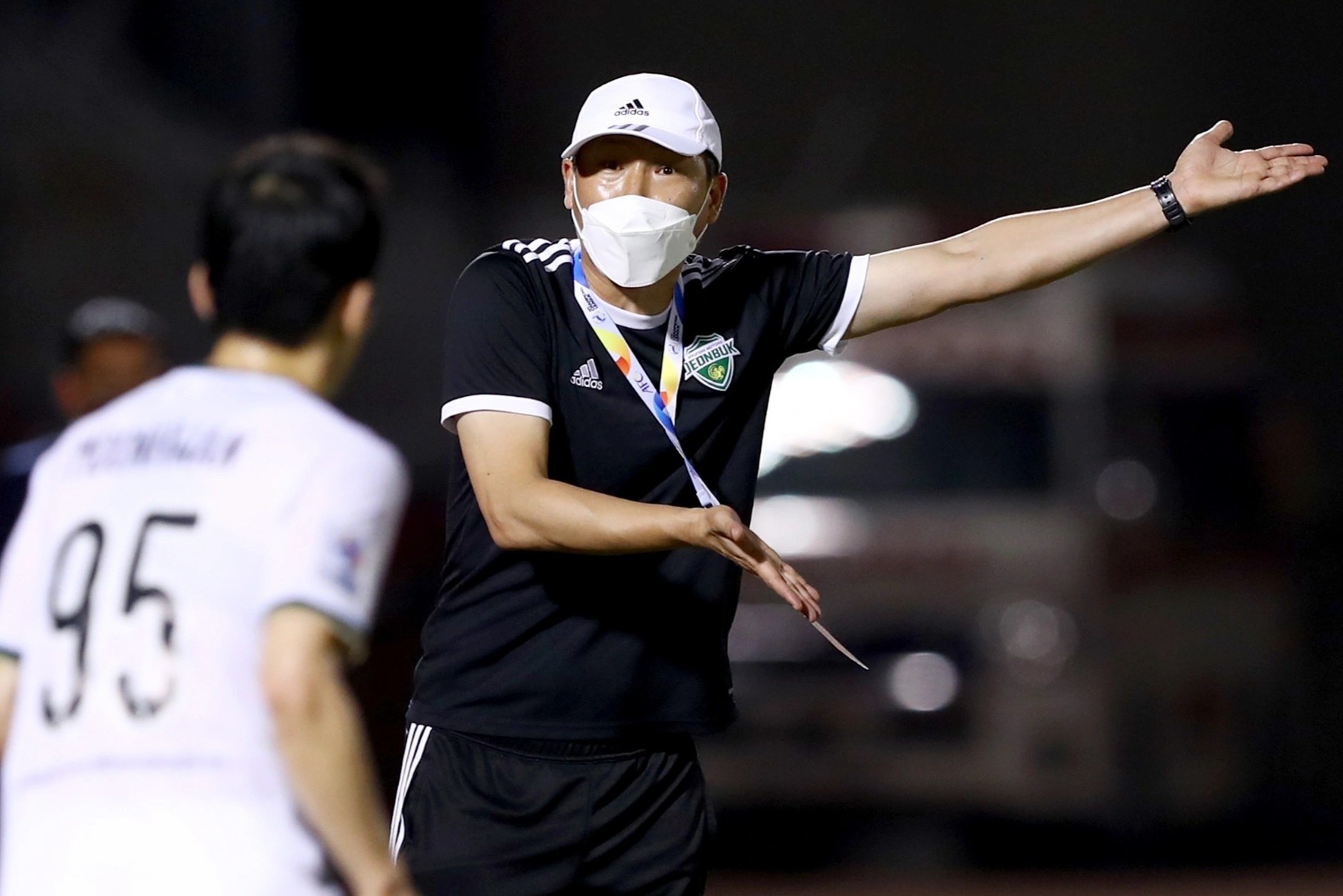 HLV Han Quoc: 'Cau thu phong ngu HAGL cung choi tan cong tot' hinh anh