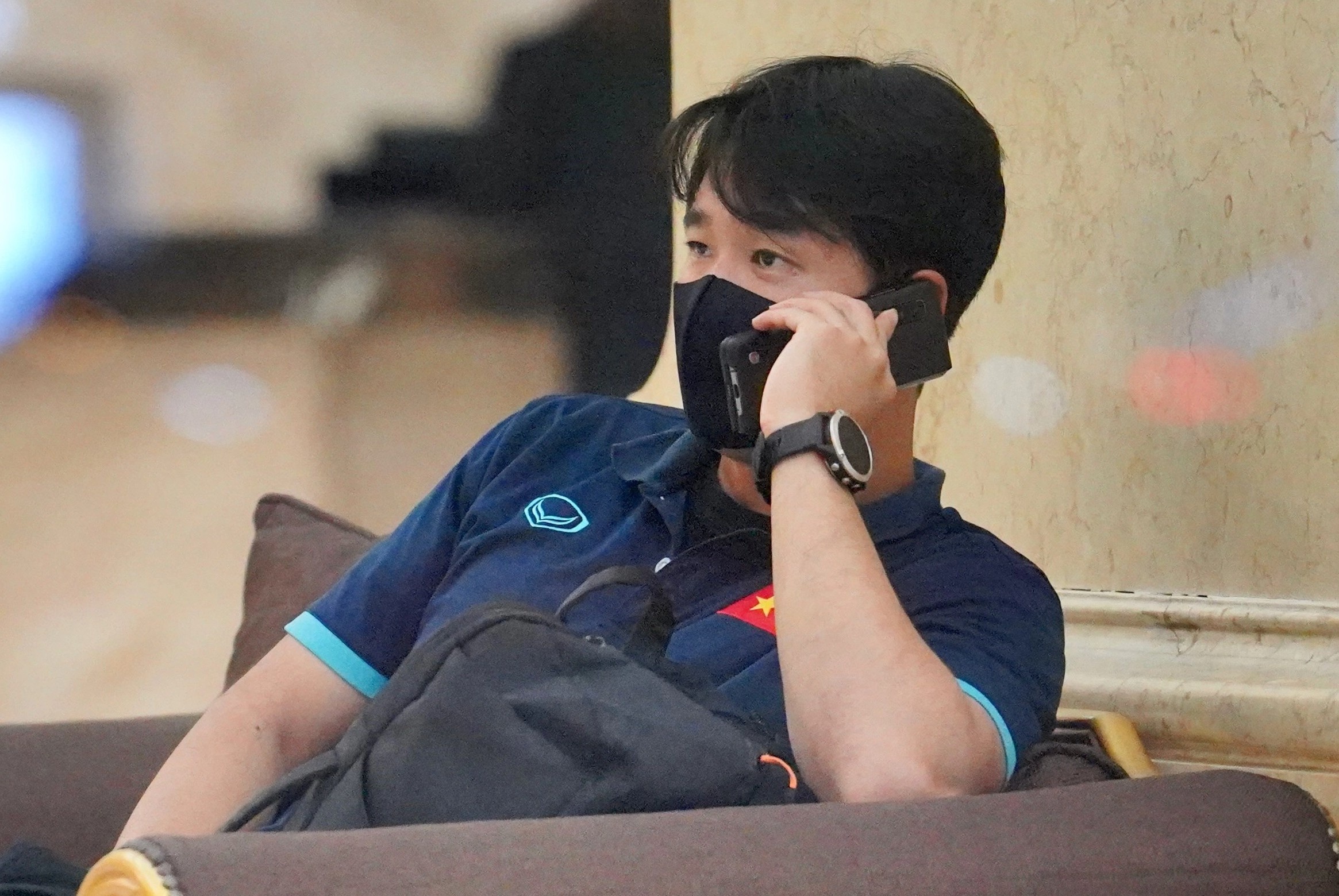 Tro ly HLV Park suyt lo chuyen xe di Phu Tho hinh anh