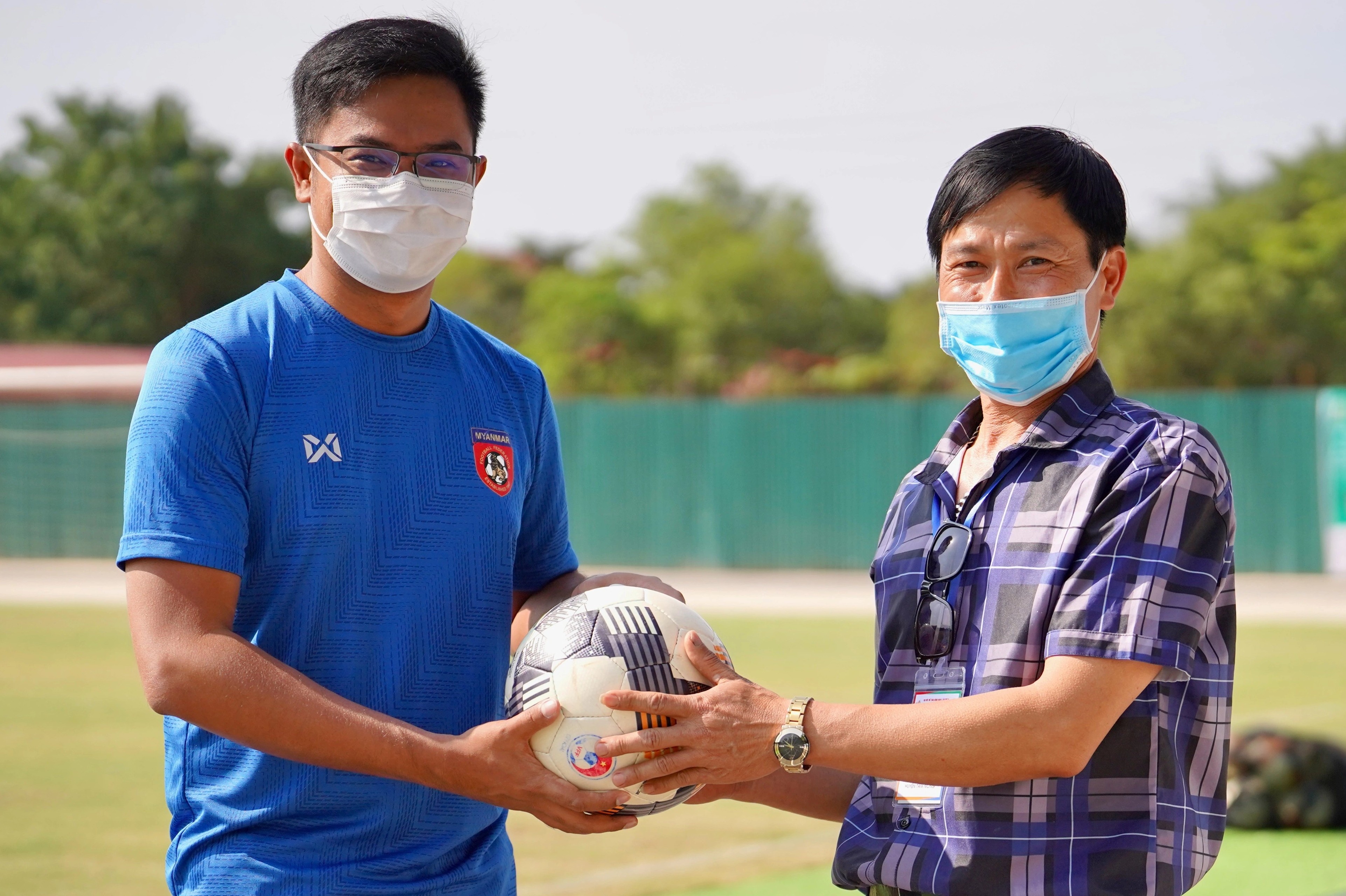 Truong doan U23 Myanmar bat ngo khi tim duoc qua bong that lac hinh anh