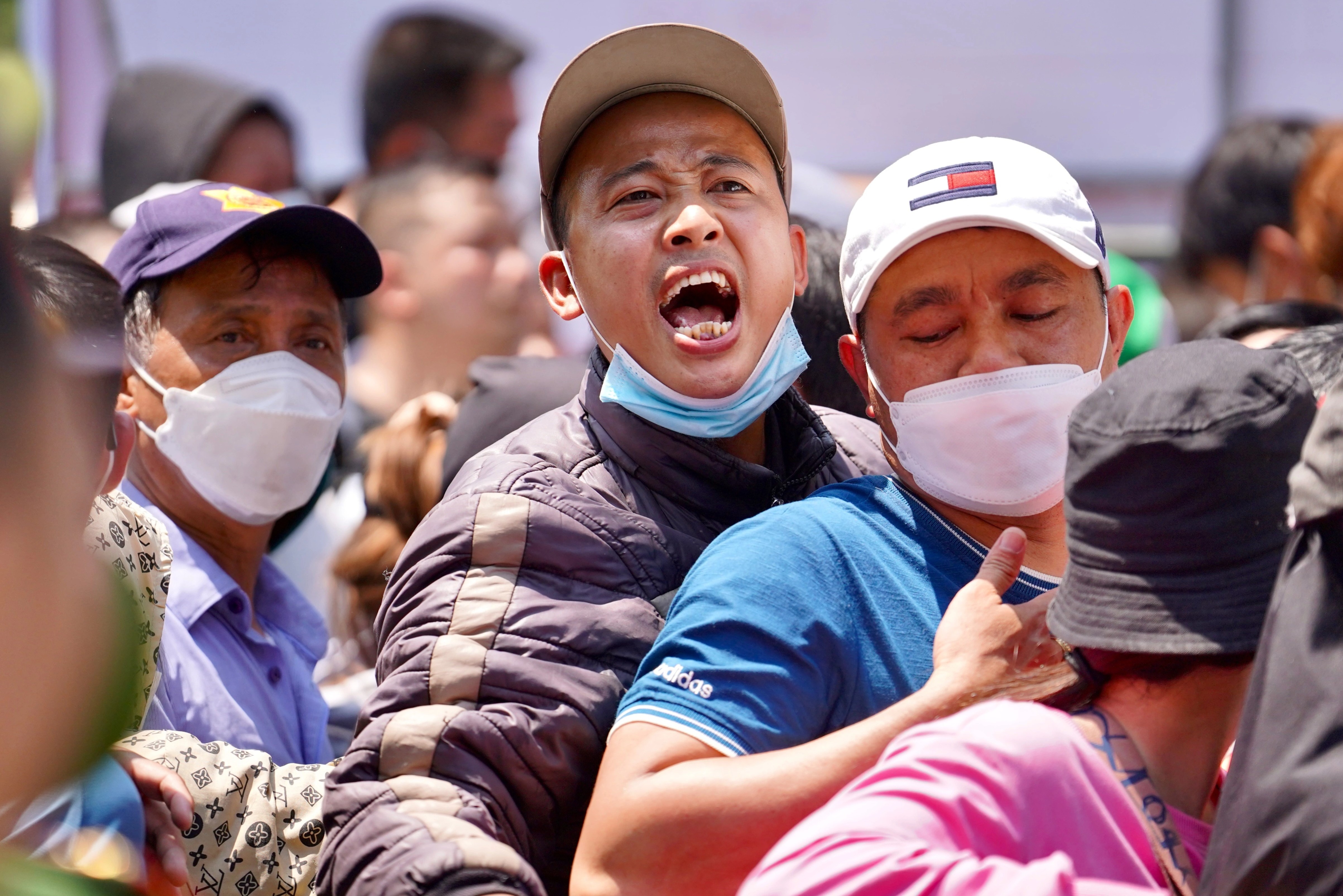 Xep hang tu nua dem van khong mua duoc ve xem bong da o Phu Tho hinh anh
