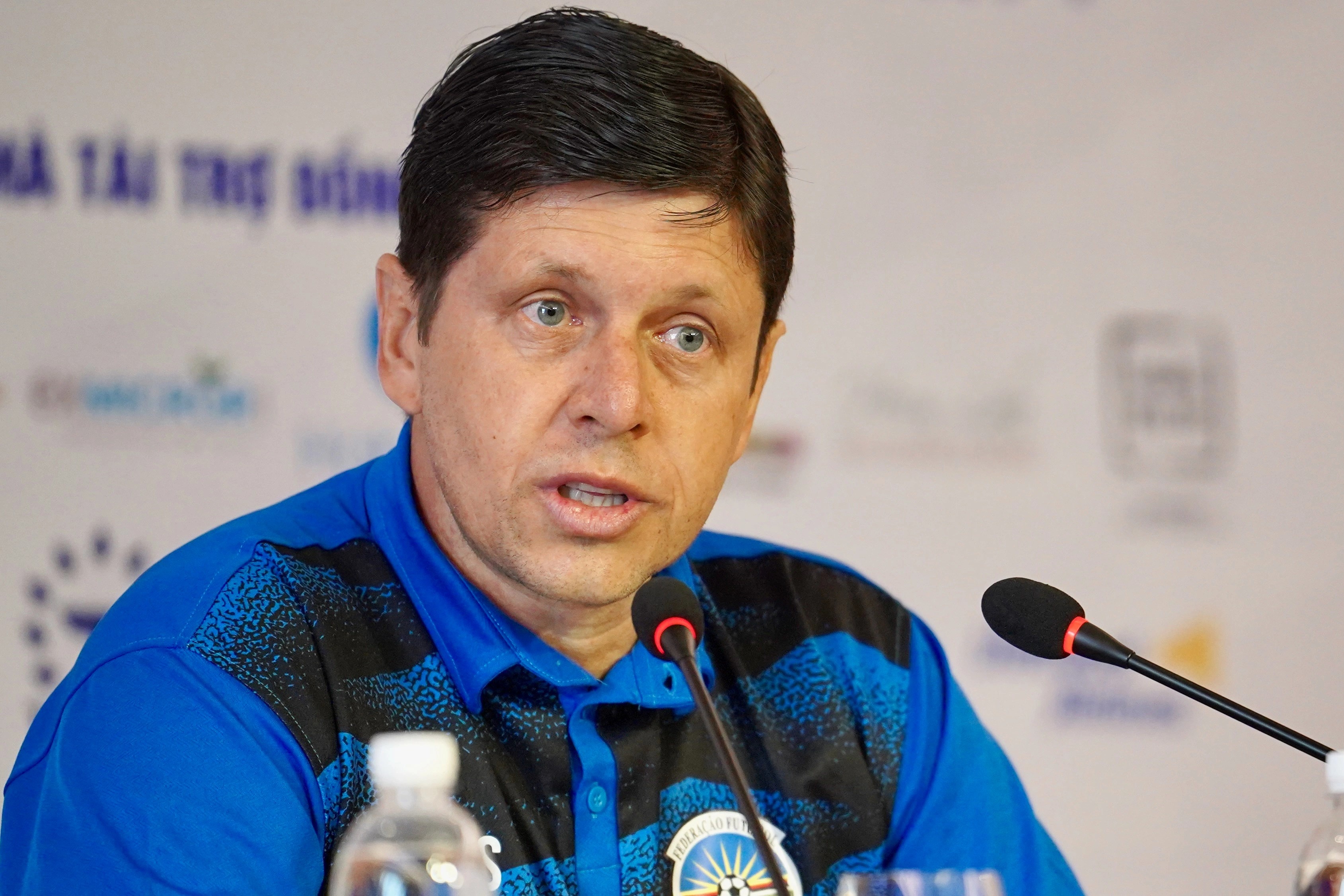 HLV U23 Timor Leste muon vao ban ket bong da SEA Games 31 hinh anh