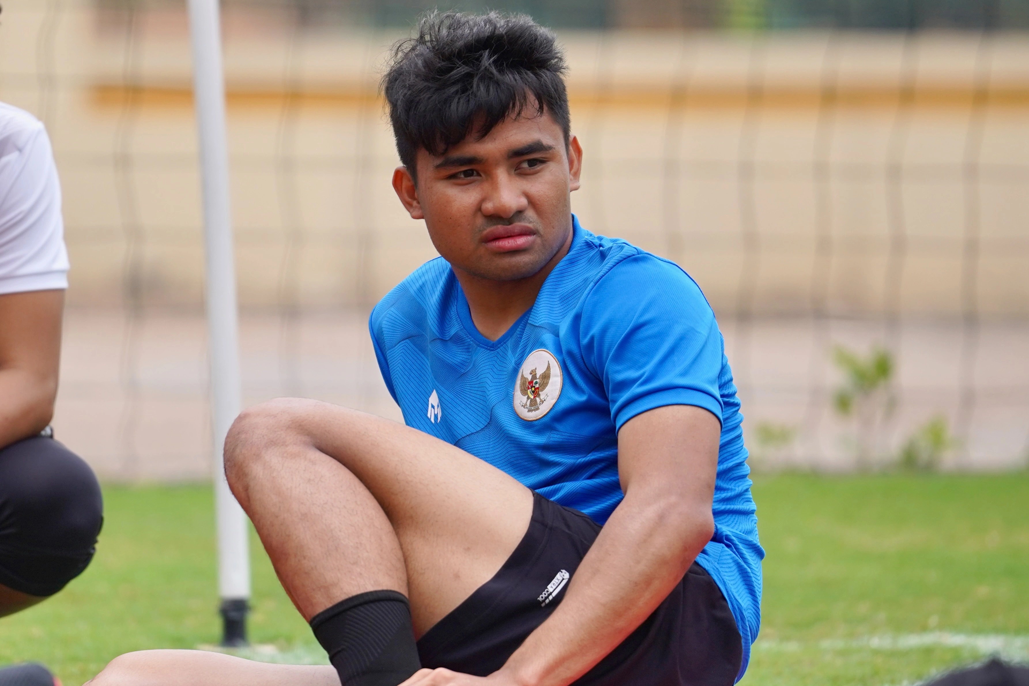 Vien binh cua U23 Indonesia phai tap rieng vi bi chan thuong hinh anh