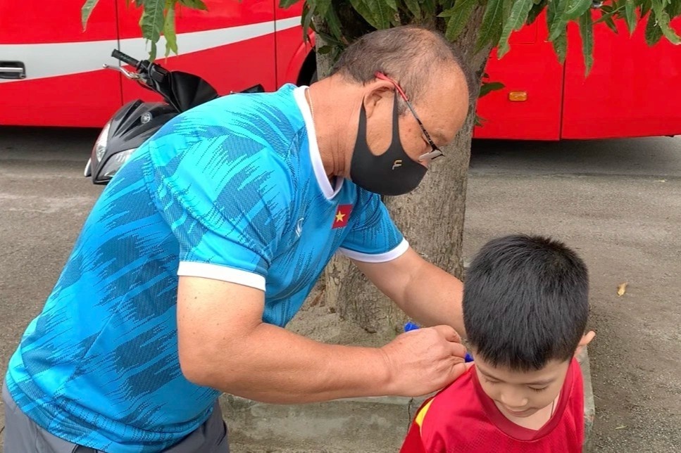 HLV Park thoai mai voi fan sau tran thang U23 Myanmar hinh anh