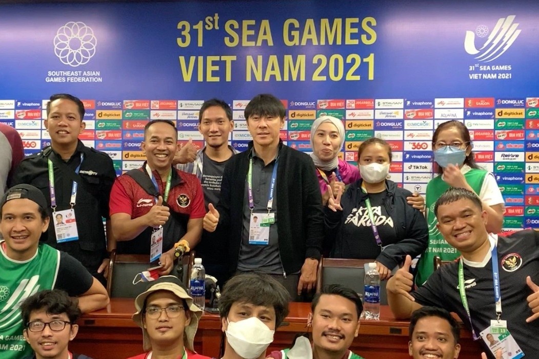 HLV Shin nan lai phong hop bao de chia vui voi phong vien Indonesia hinh anh