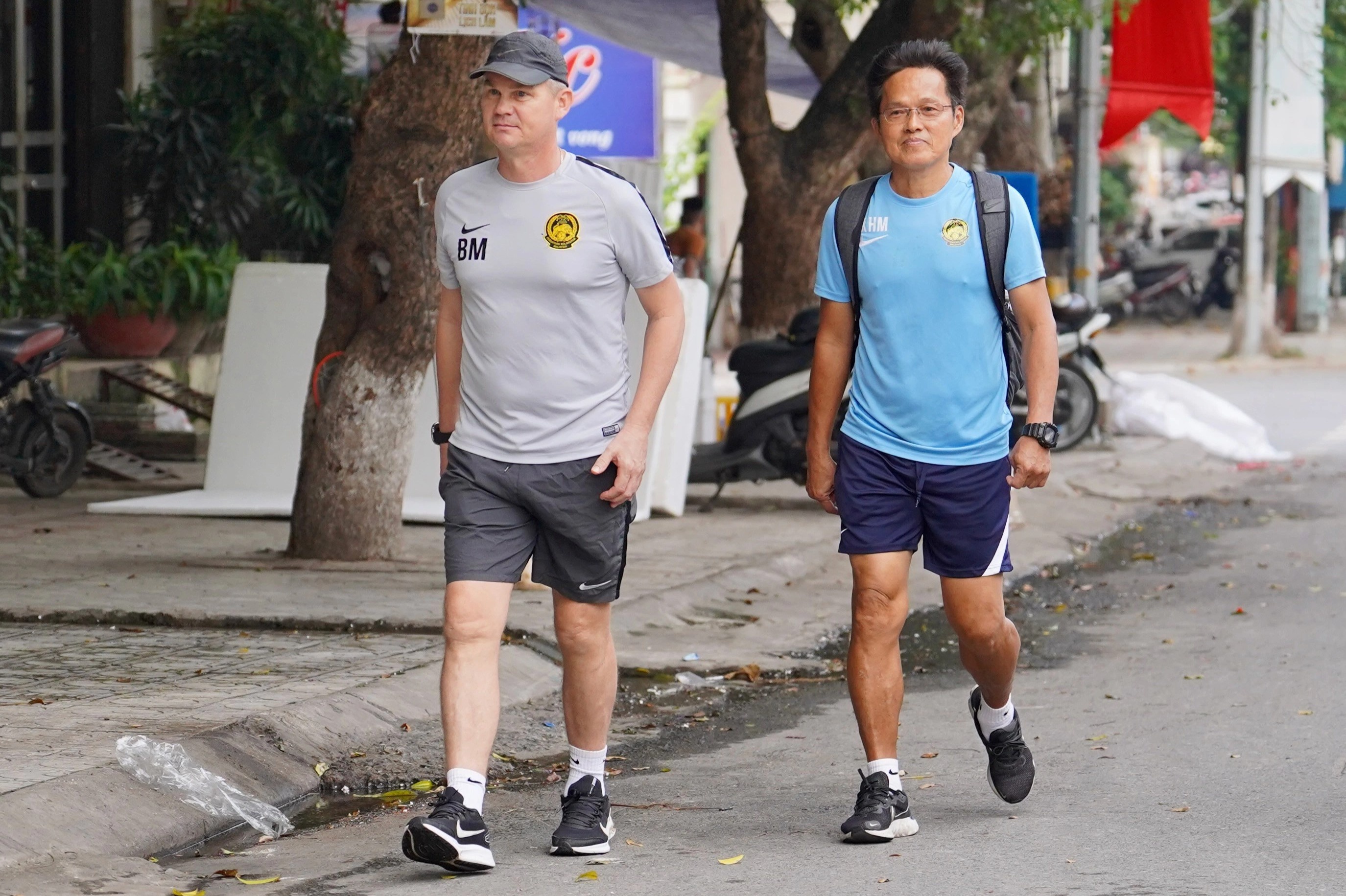 HLV U23 Malaysia tach doi, di bo ve khach san hinh anh