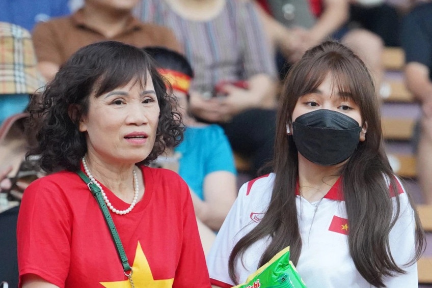 Ban gai Hoang Duc den xem tran U23 Viet Nam - Malaysia hinh anh