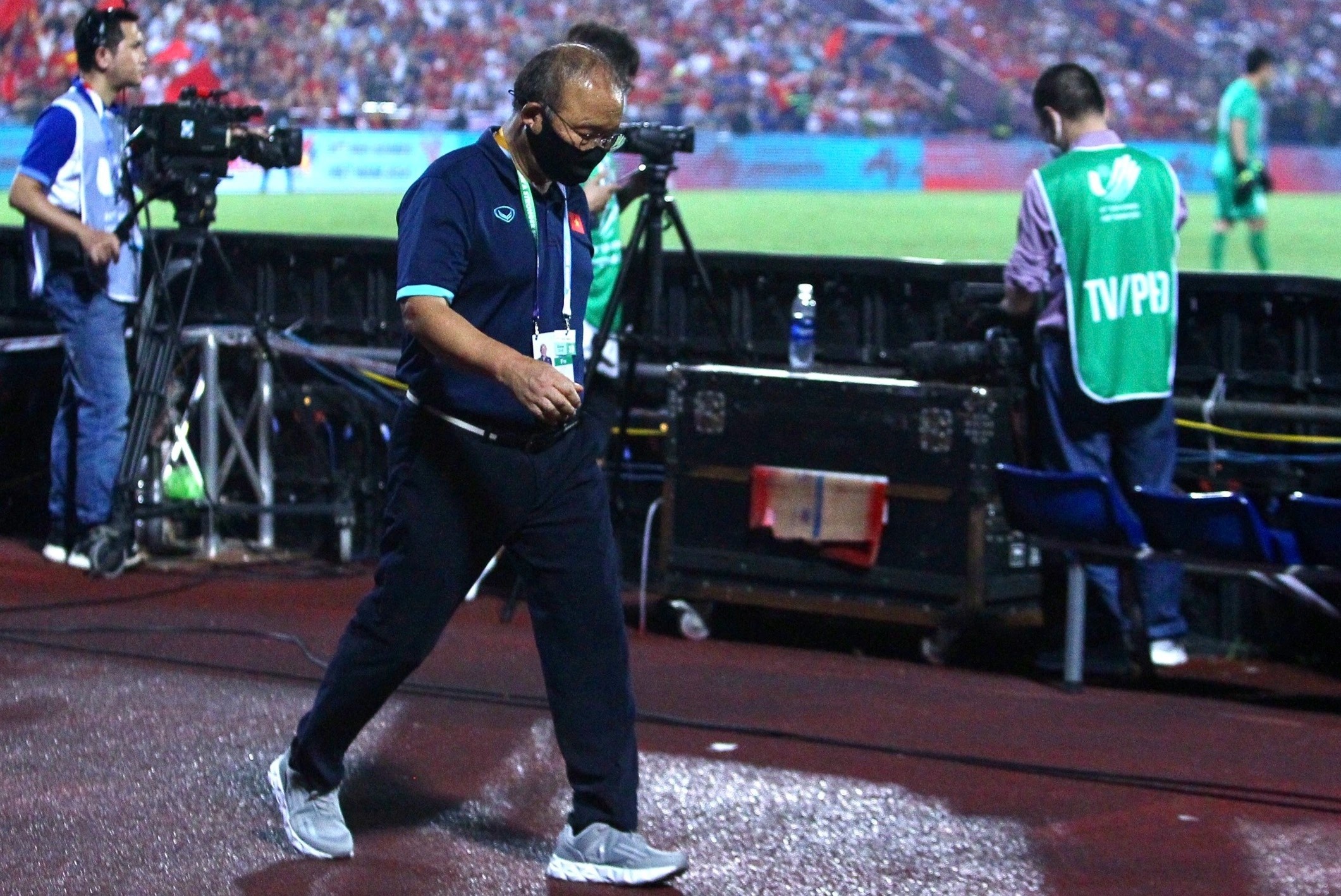 HLV Park ra san muon sau gio nghi giua tran hinh anh