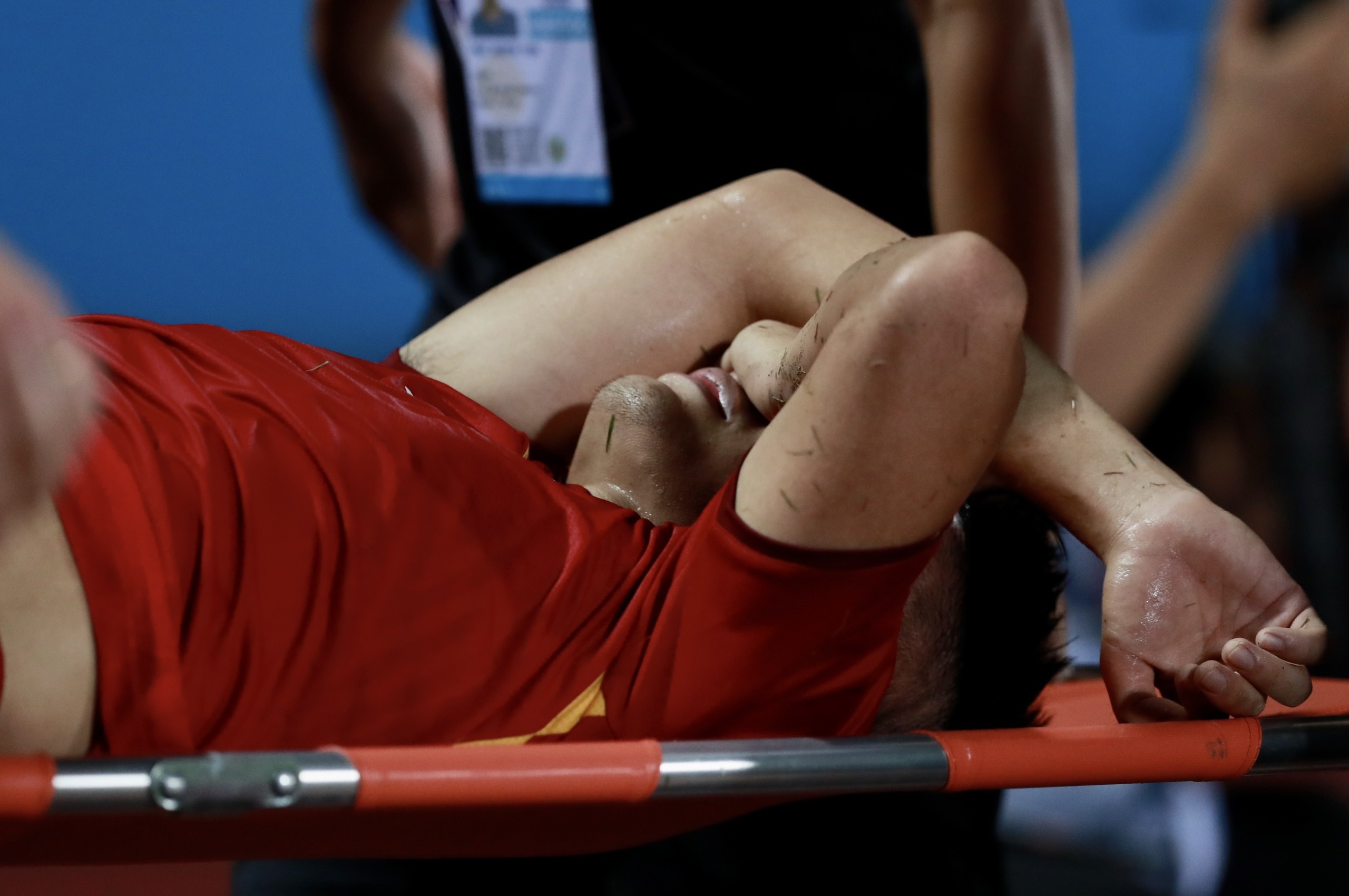 Van Xuan chan thuong nang, om mat roi san tren cang hinh anh