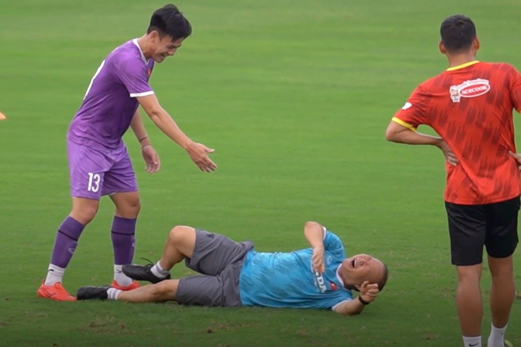 HLV Park nga nhao khi choi da ma voi hoc tro hinh anh