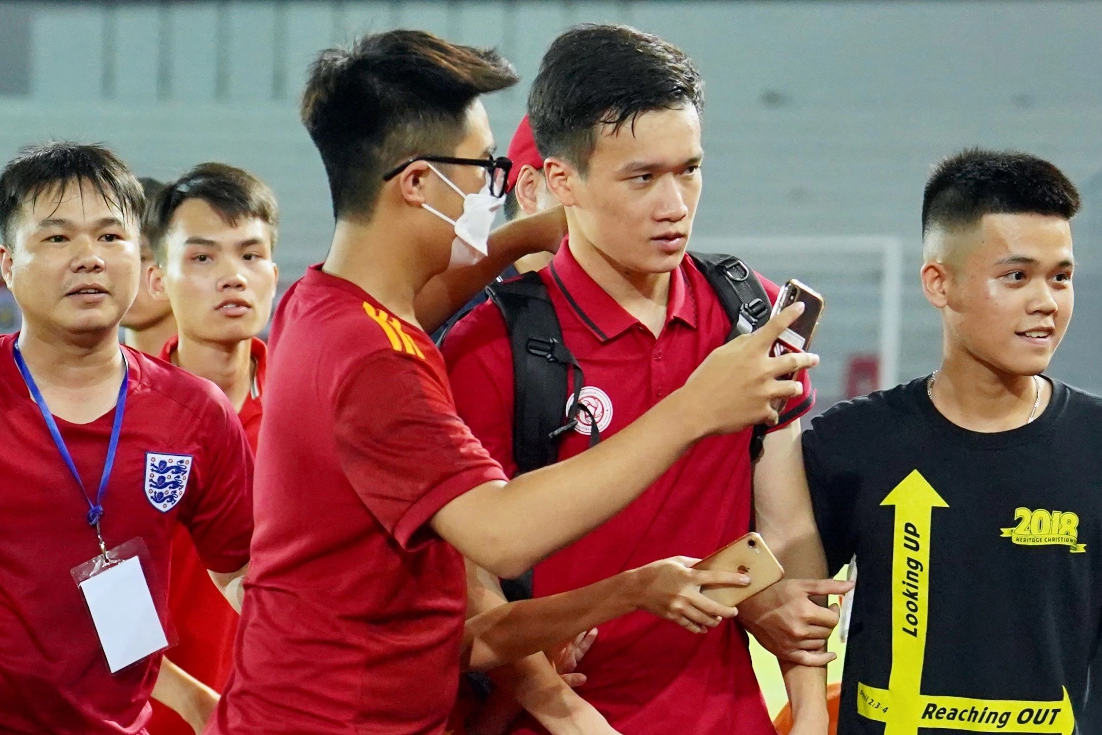 Hoang Duc chat vat roi khoi vong tay nguoi ham mo hinh anh